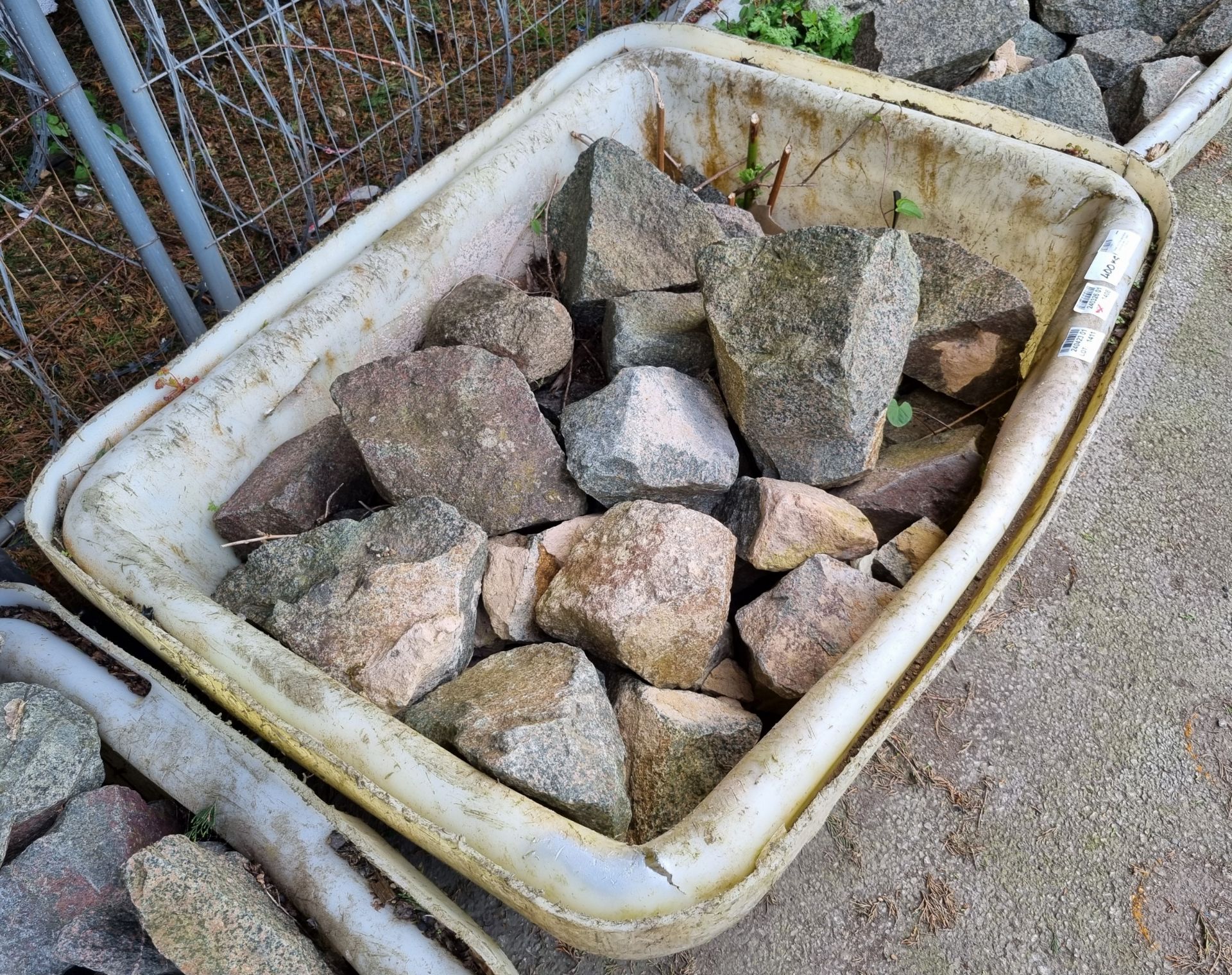 Green and Pink decorative granite stones in plastic container - 400kg - Image 3 of 3