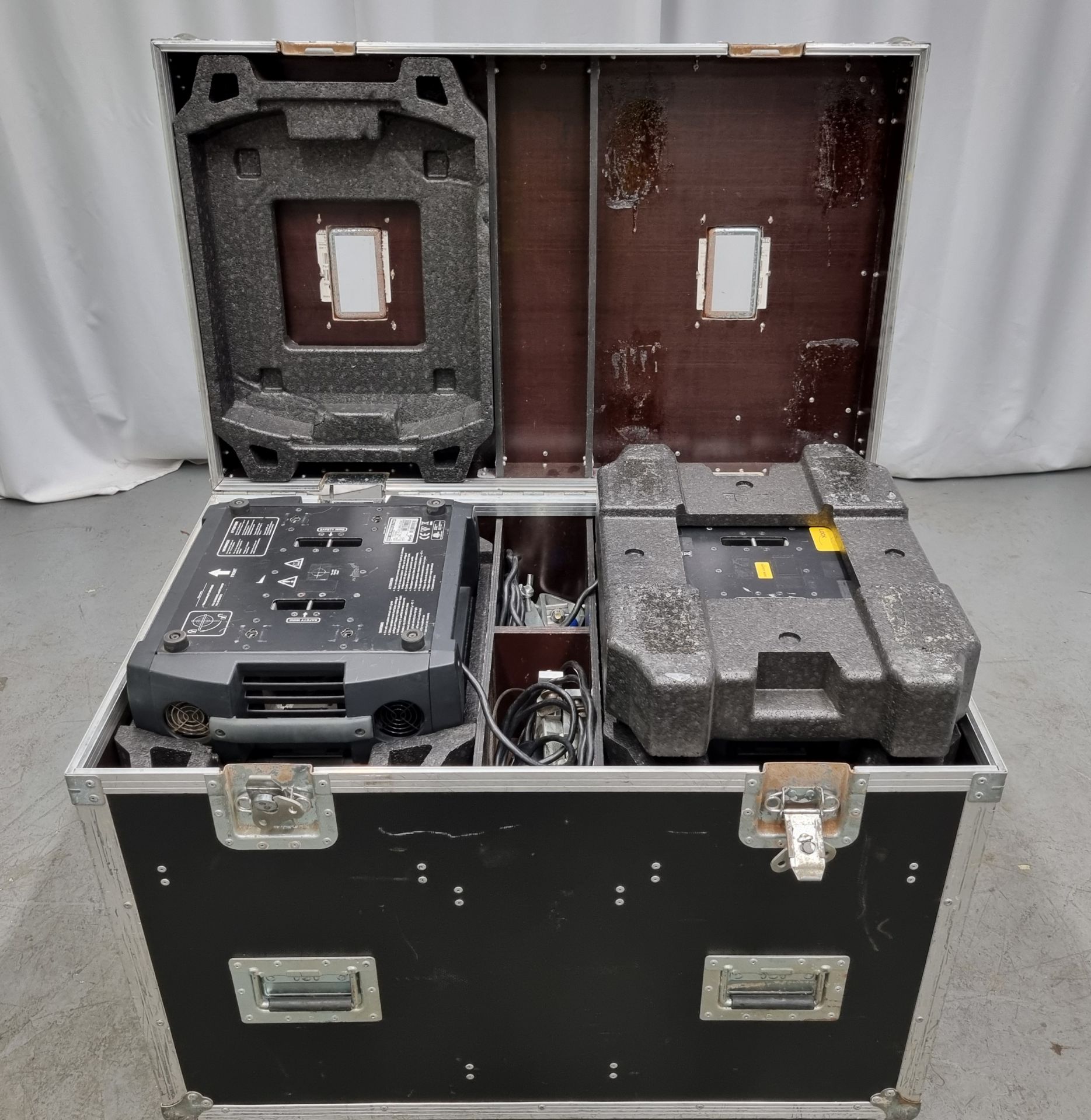 2x Martin MAC 700 Profile moving heads in flight case with Omega brackets, bonds and 16a plugs - Image 9 of 10