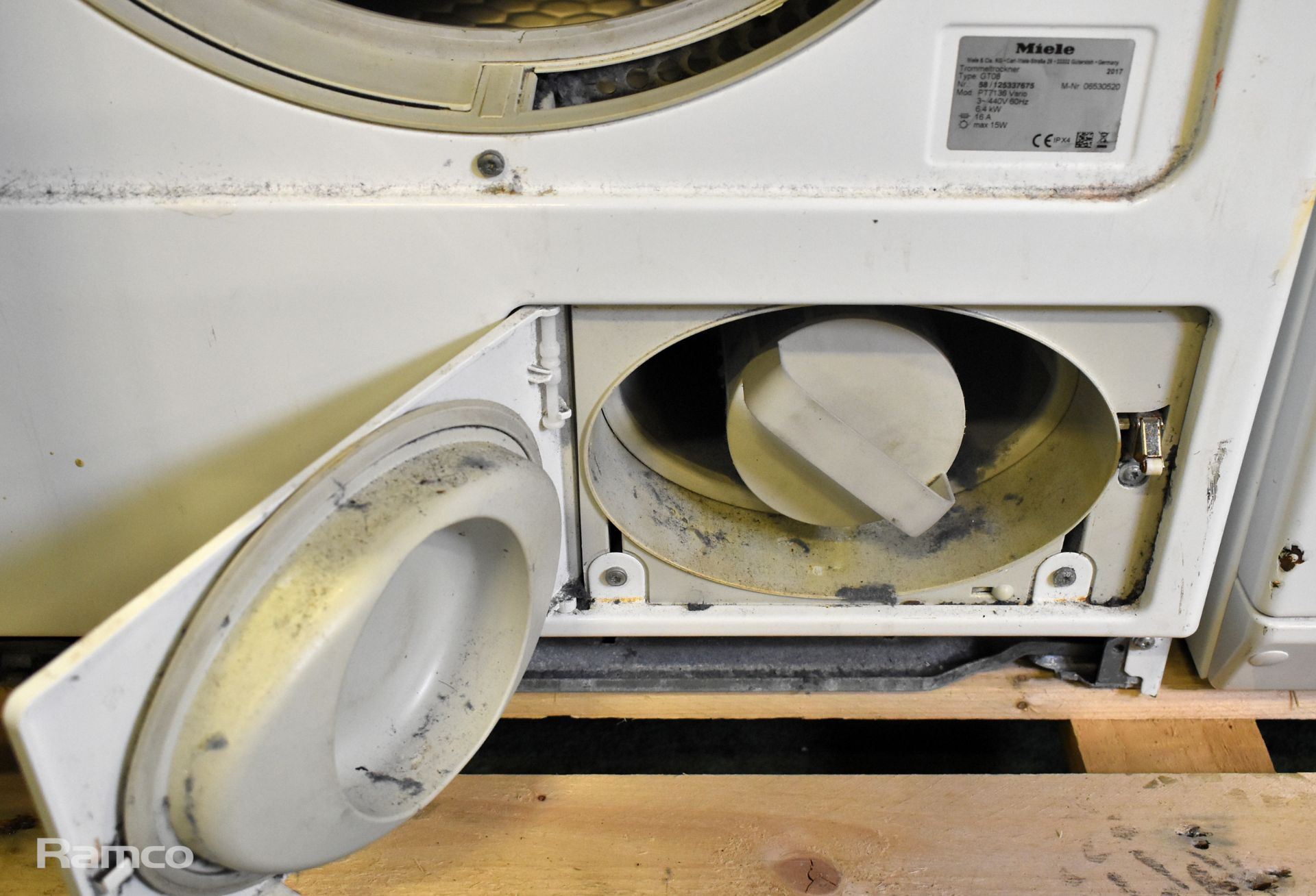 Miele PT 7136 6.5kg vented tumble dryer - W 595 x D 700 x H 850mm - MISSING KICK PLATE - Image 5 of 5