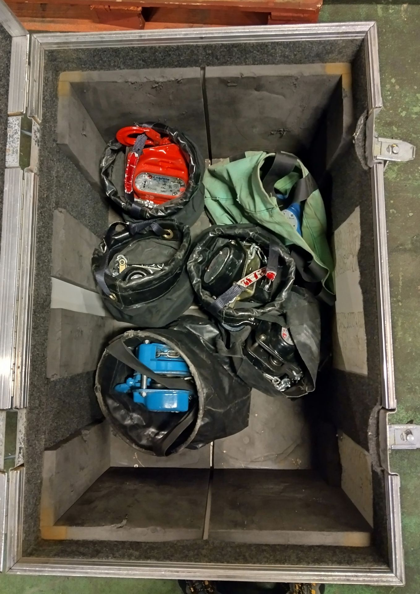 6x manual chain hoists (4x 500kg, 2x 1000kg) with bags - various makes