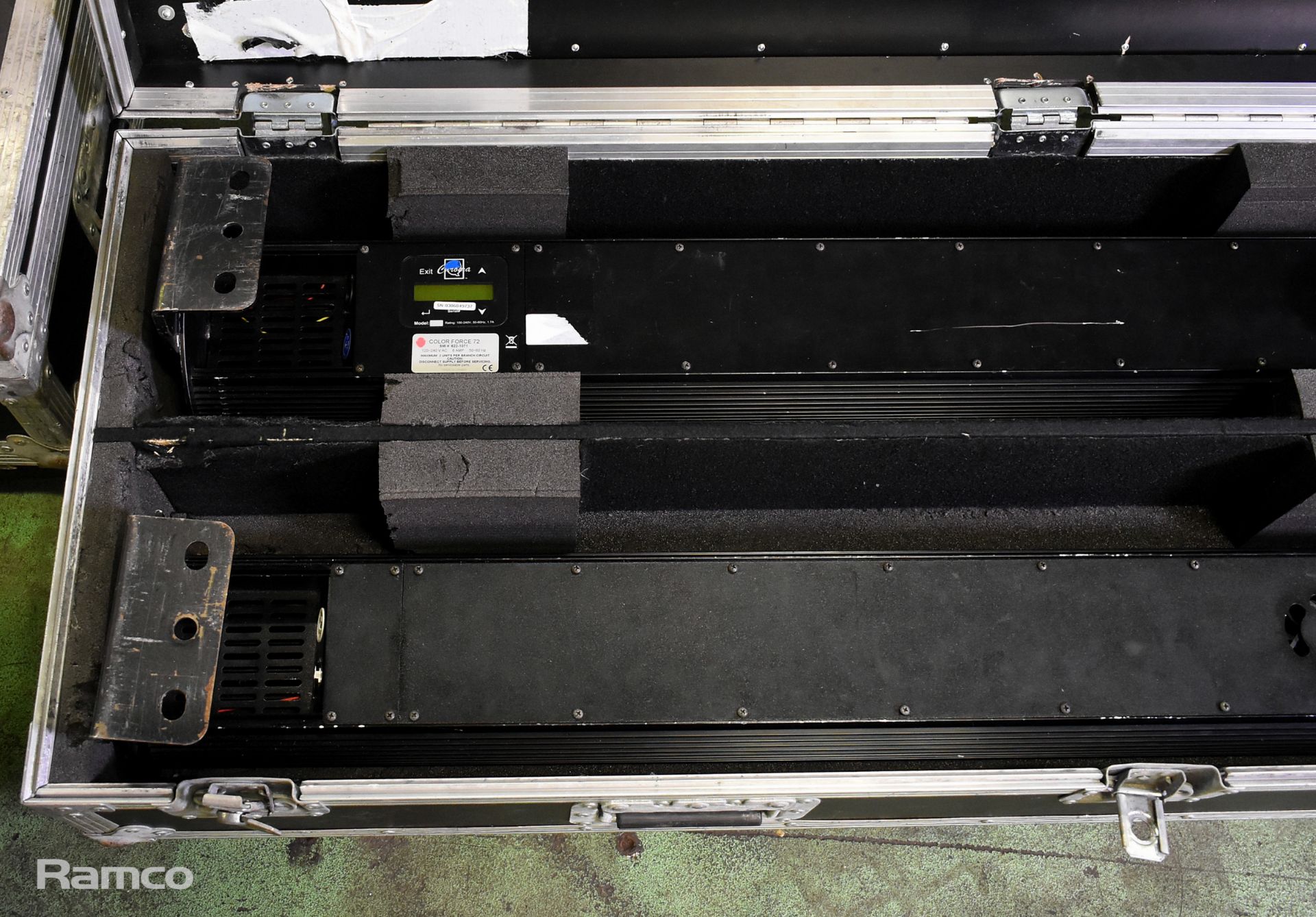 2x Chroma-Q Color Force 72 LED fixture lights with flight case - 1x MISSING CLIP ON FLIGHT CASE - Image 3 of 11