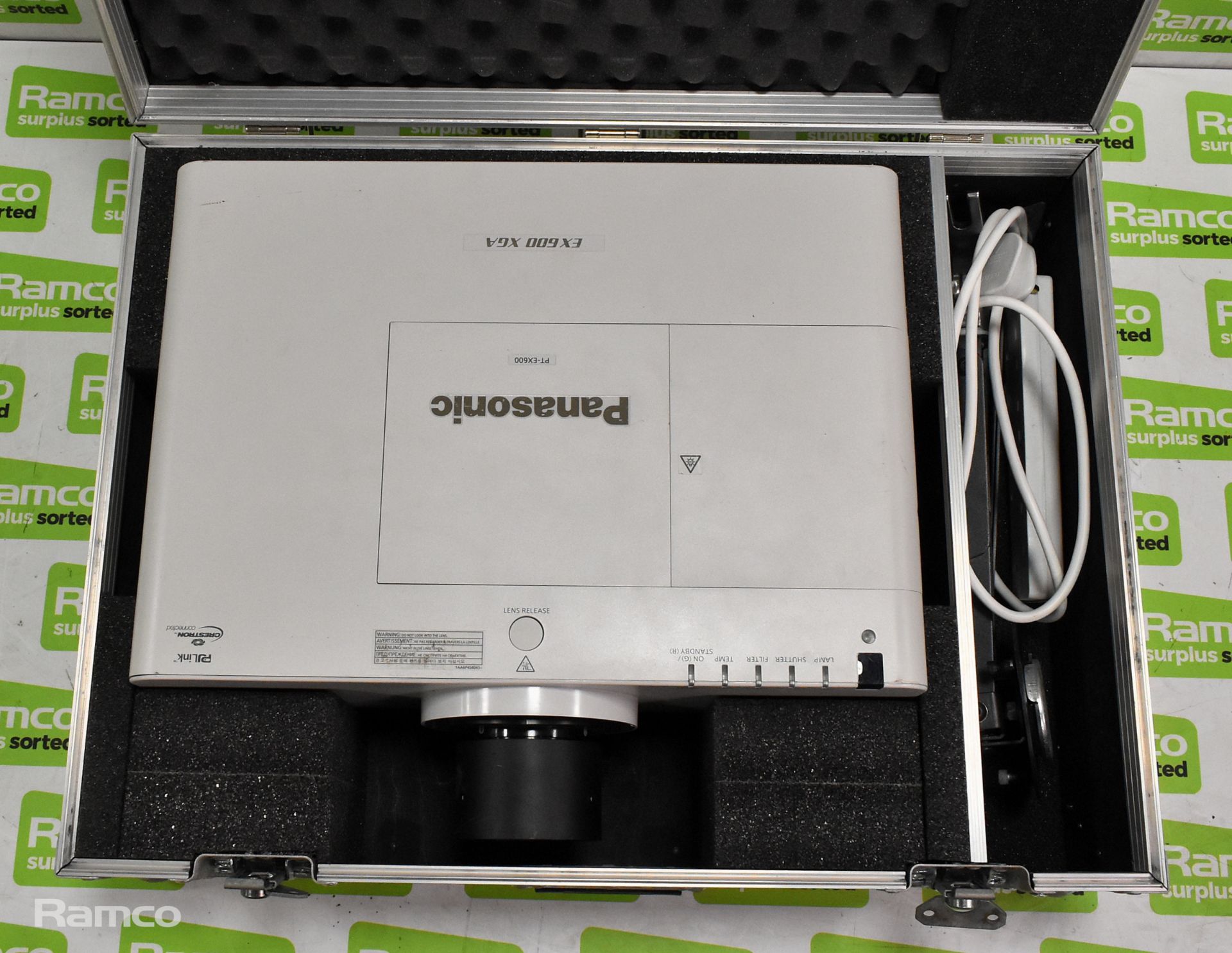 Panasonic PT-EX600 Projector, NO ZOOM or FOCUS - includes flying bracket, lead and flight case - Image 2 of 8