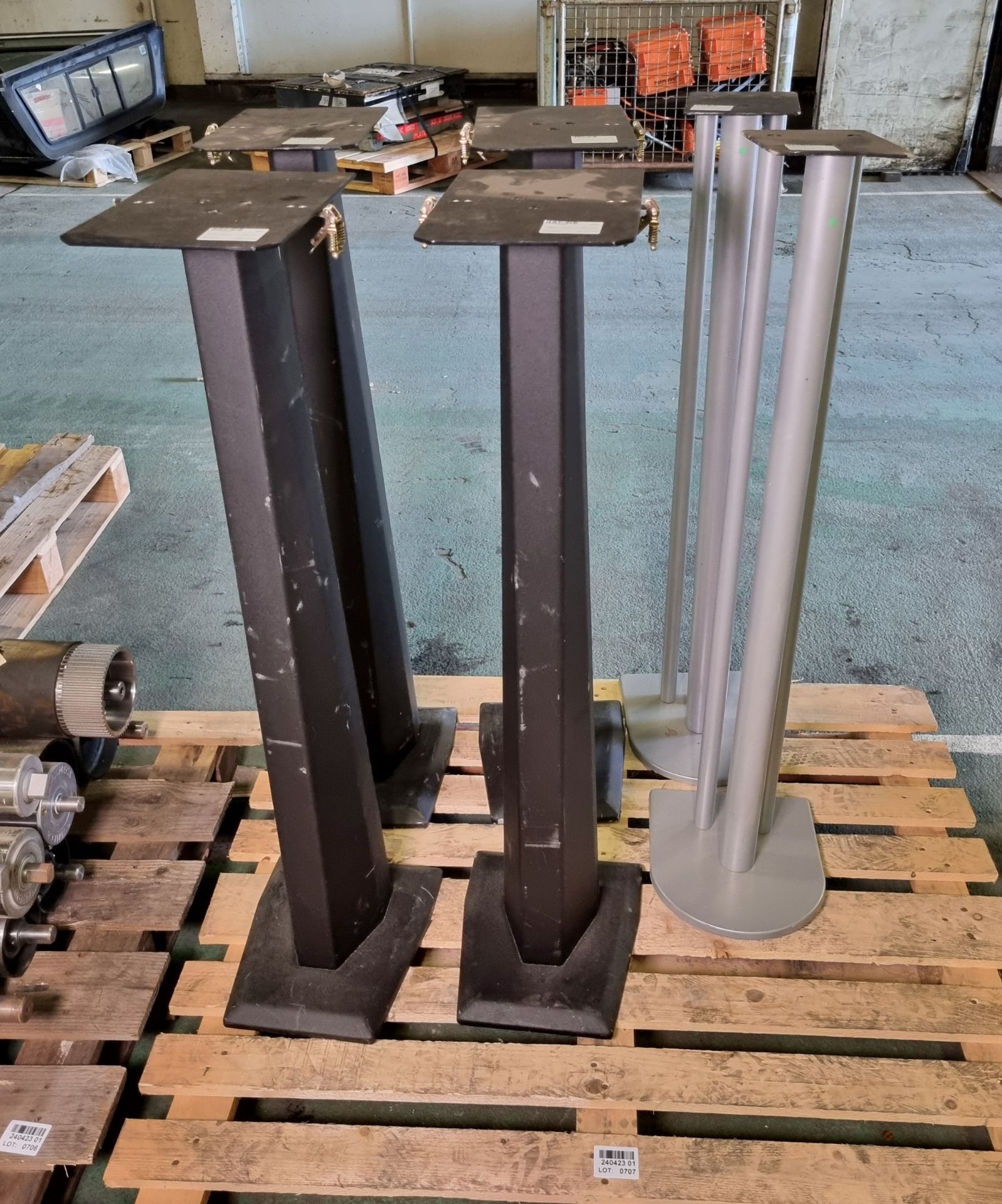 4x Metal podiums - H 1020 mm, 2x Grey metal podiums - H 1020 mm