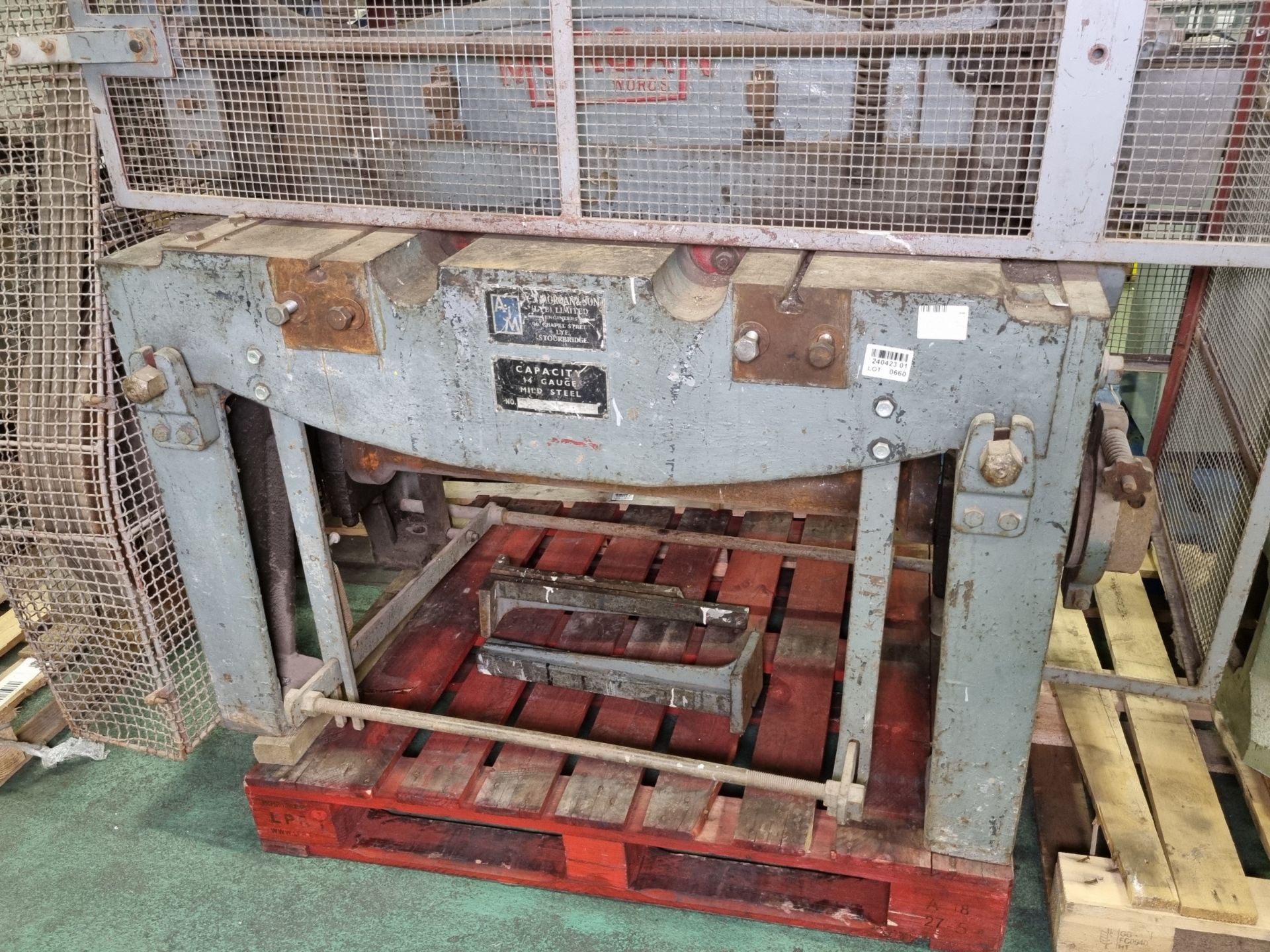 A.J Morgan & Sons Limited sheet metal guillotine - capacity: 14 gauge mild steel - L 1850 x W 950 - Bild 4 aus 9
