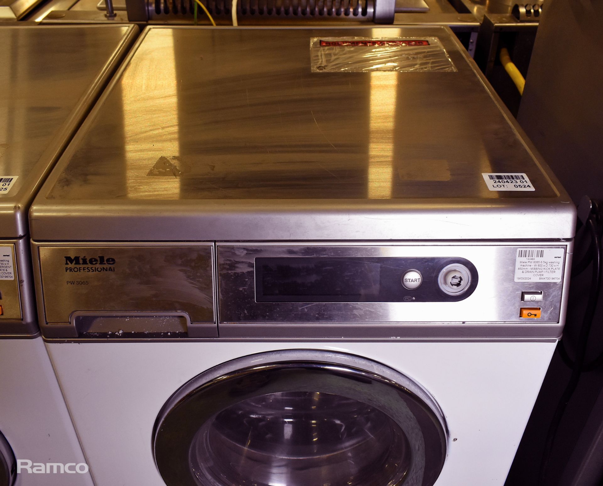 Miele PW 6065 6.5kg washing machine - W 600 x D 730 x H 850mm - MISSING KICK PLATE, DRAIN PUMP - Image 2 of 4