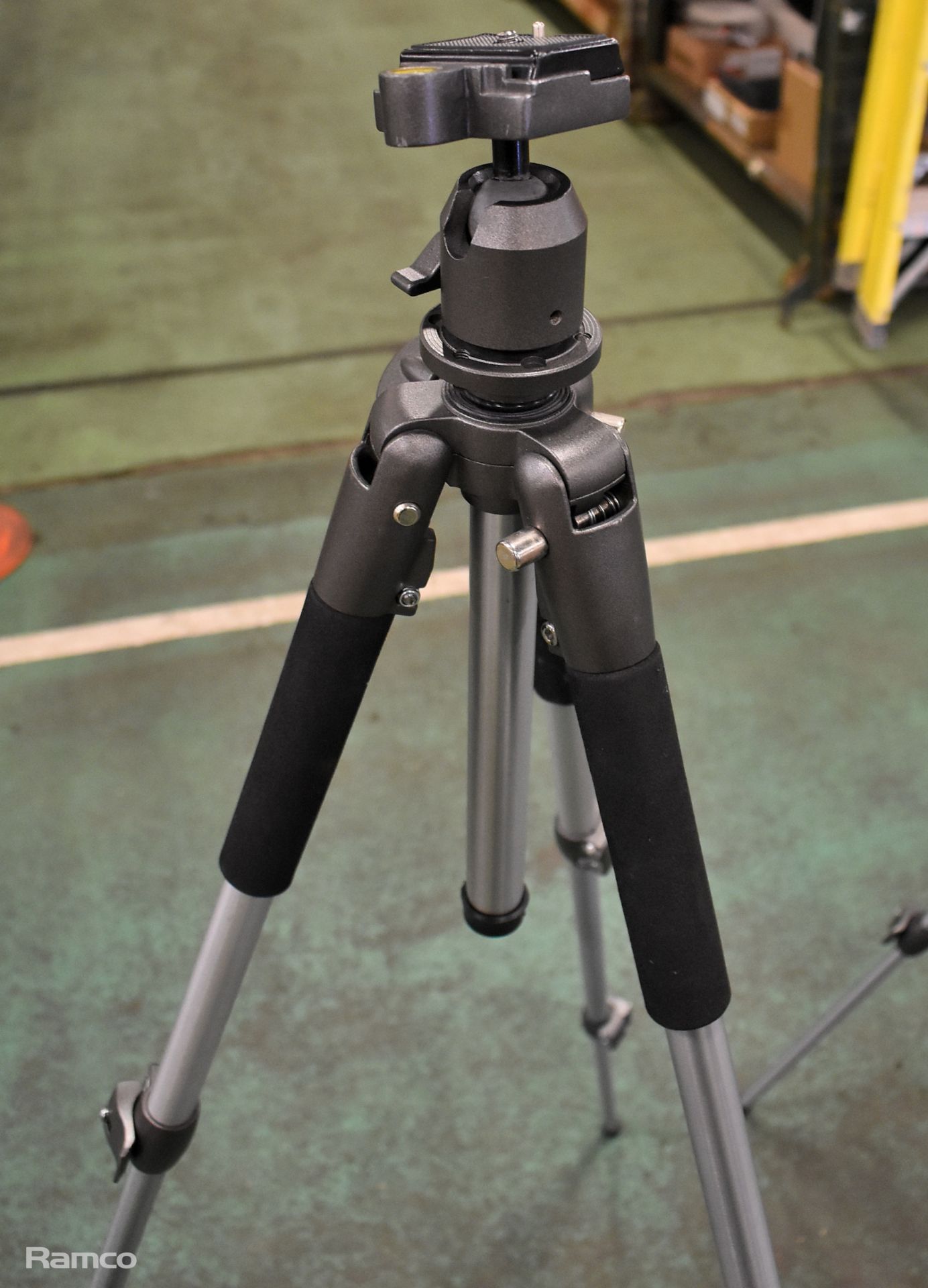 3x Bilora 1121-OK 59-143cm tripods with carry case - Image 7 of 7