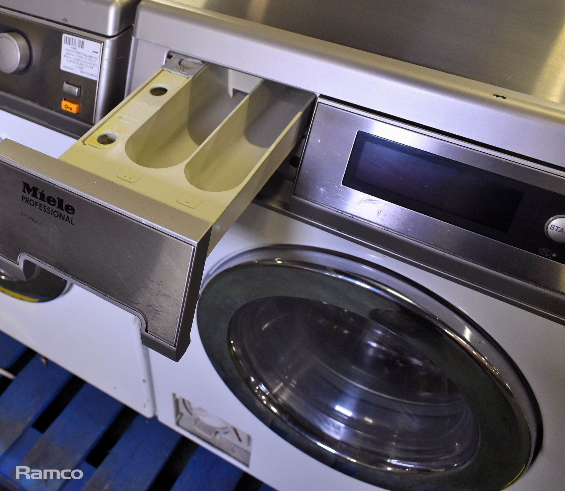 Miele PW 6065 6.5kg washing machine - W 600 x D 730 x H 850mm - MISSING KICK PLATE, DRAIN PUMP - Image 5 of 5
