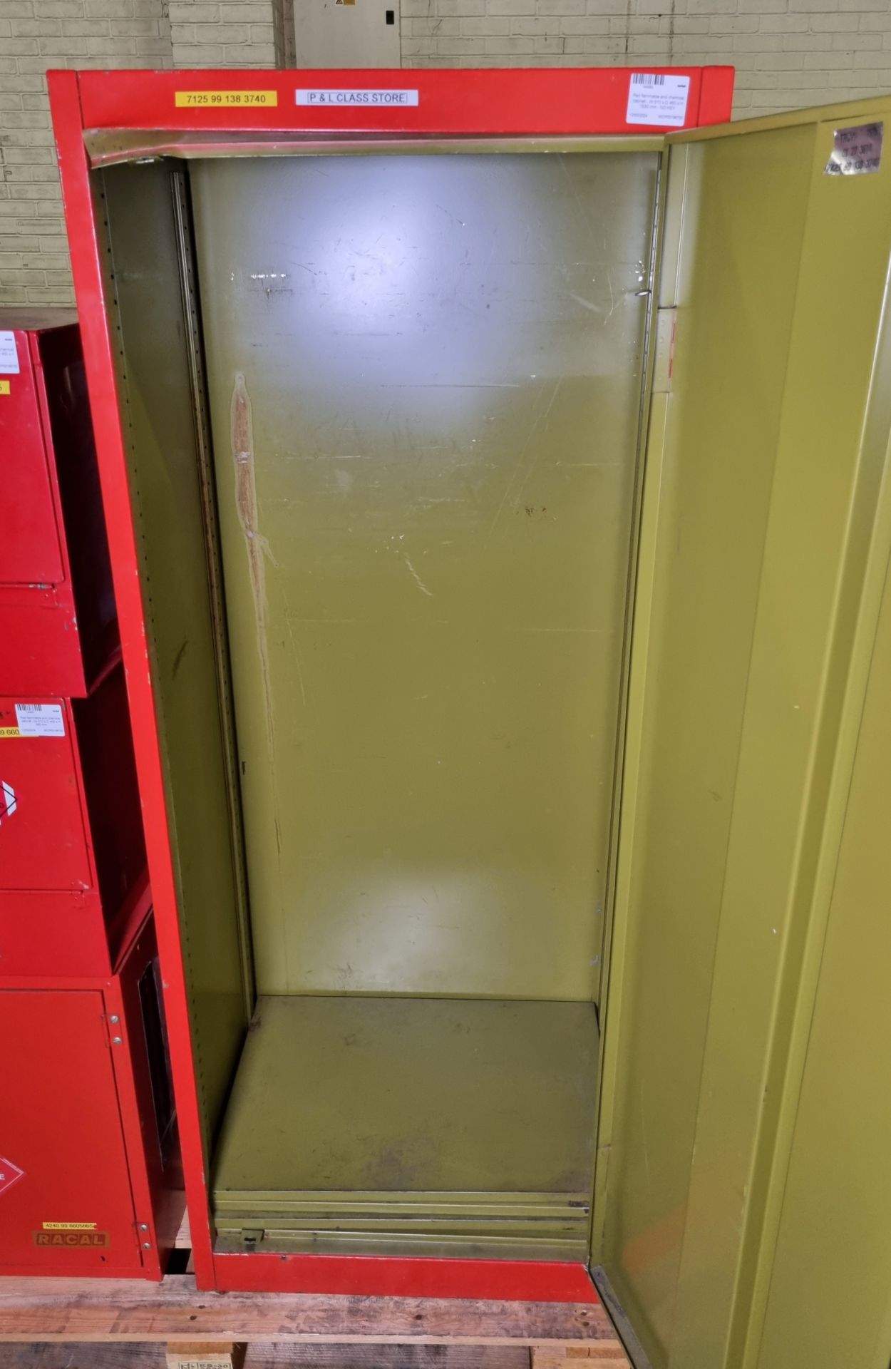 Red flammable and chemical cabinet - W 610 x D 460 x H 1530 mm - DAMAGED - AS SPARES - Image 4 of 5