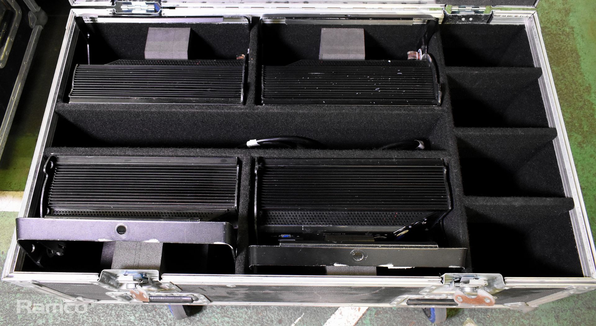 4x Chroma-Q Color Force 12 LED fixture lights and 3x power cables with flight case - 1x FAULTY LIGHT - Image 2 of 10