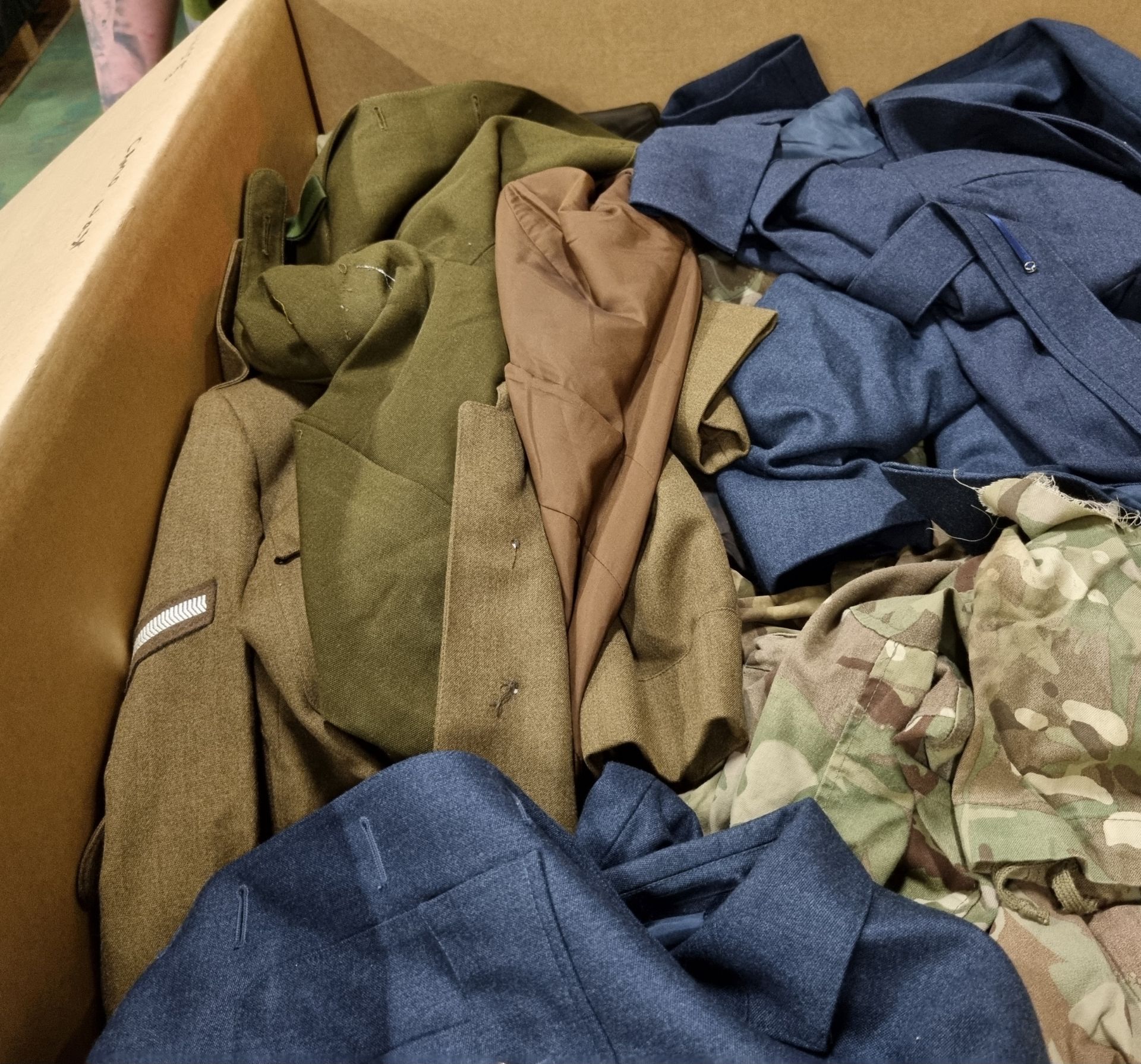 Various types of ex-military clothing The asset shows significant, irreparable damage - 177kg - Bild 5 aus 5