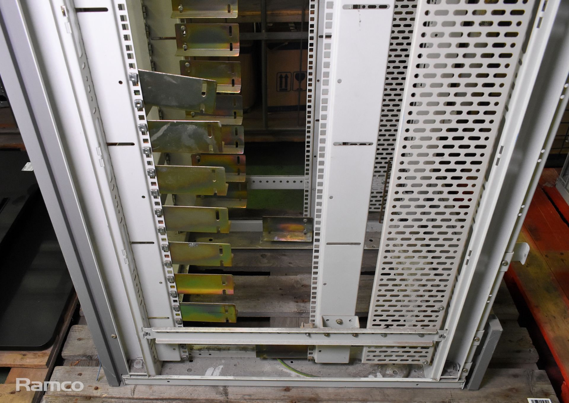 46U server rack chassis - W 590 x D 870 x H 2200mm, 46U server rack chassis - W 590 x D 870 x H 2200 - Image 5 of 6