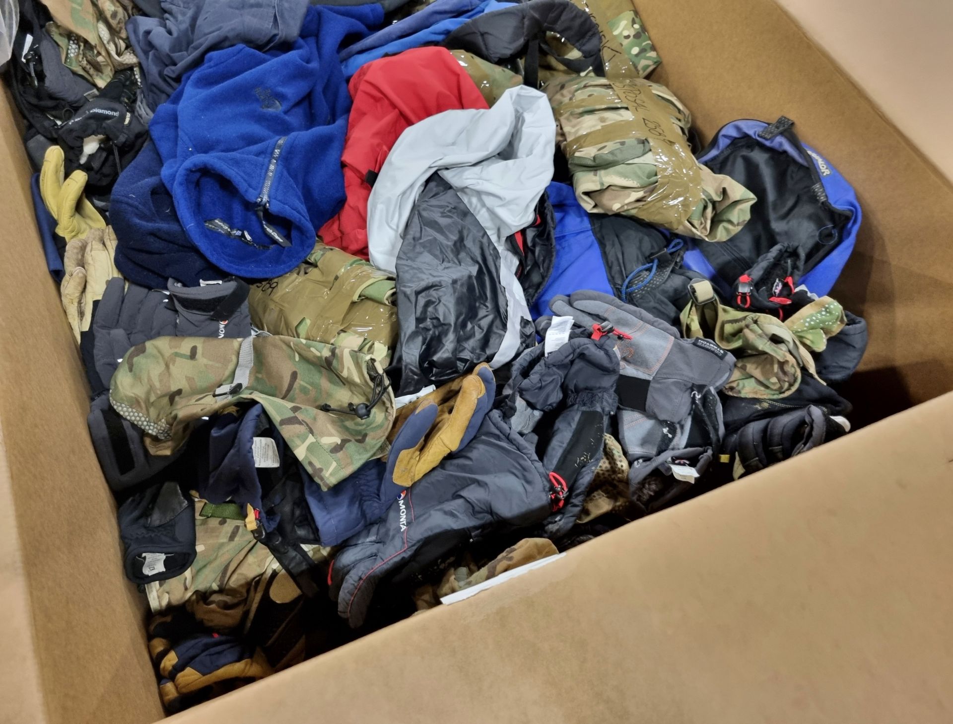 Various types of ex-military clothing The asset shows significant, irreparable damage - 115kg - Bild 2 aus 3