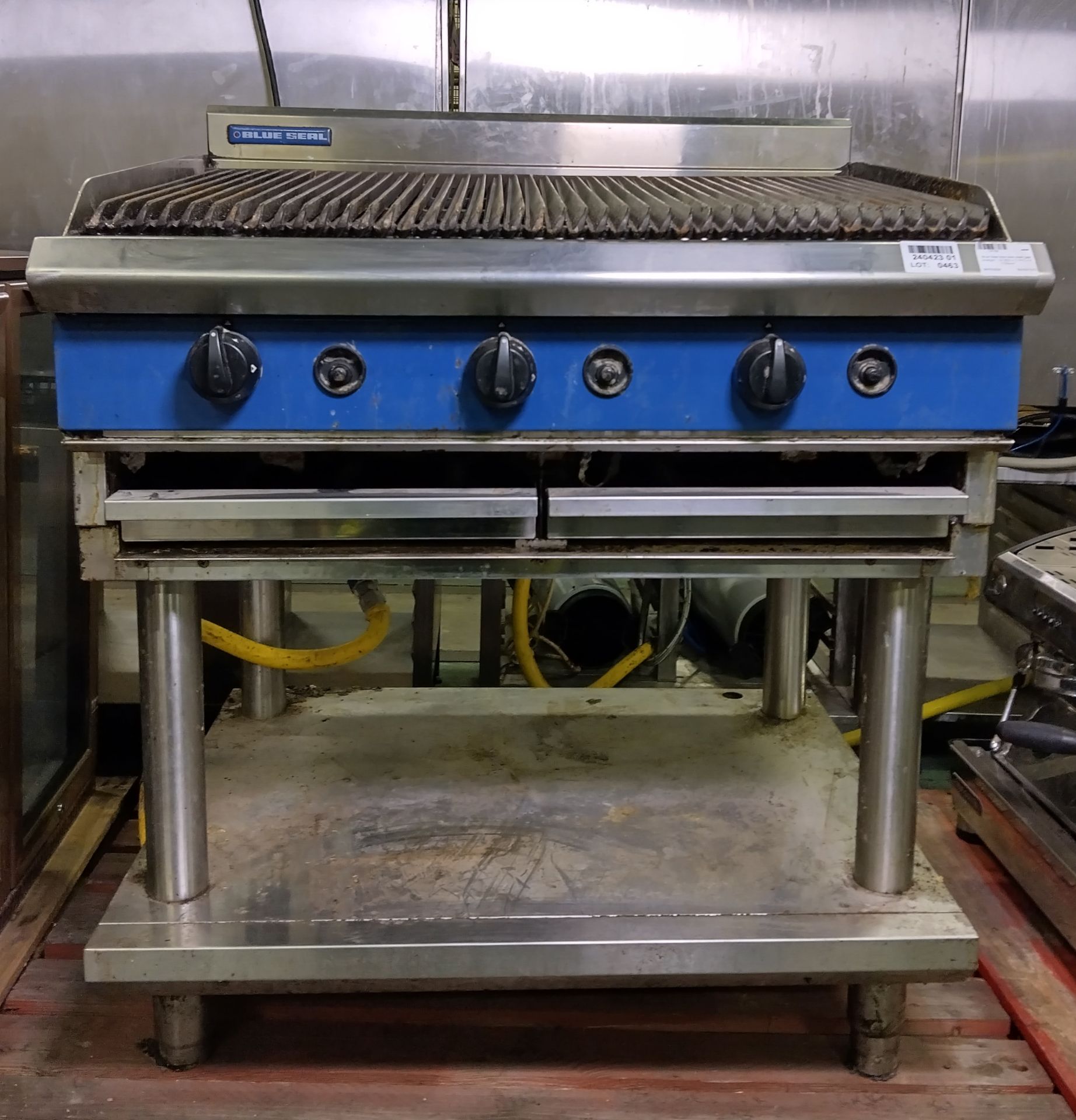 Blue Seal stainless steel gas chargrill - W 900 x D 810 x H 1100mm