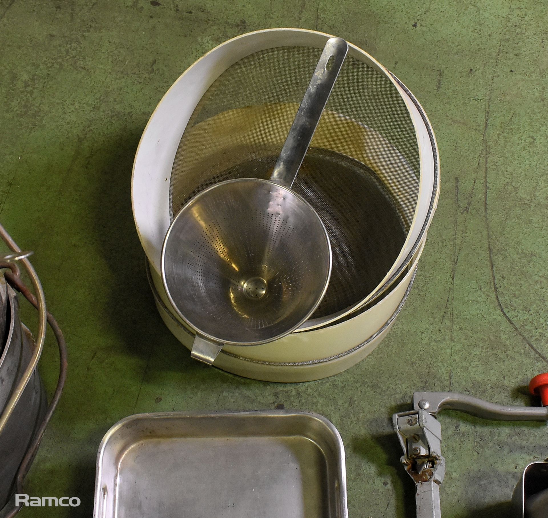 Catering supplies - Pans, baking trays, countertop tin opener, sieve - Image 5 of 7