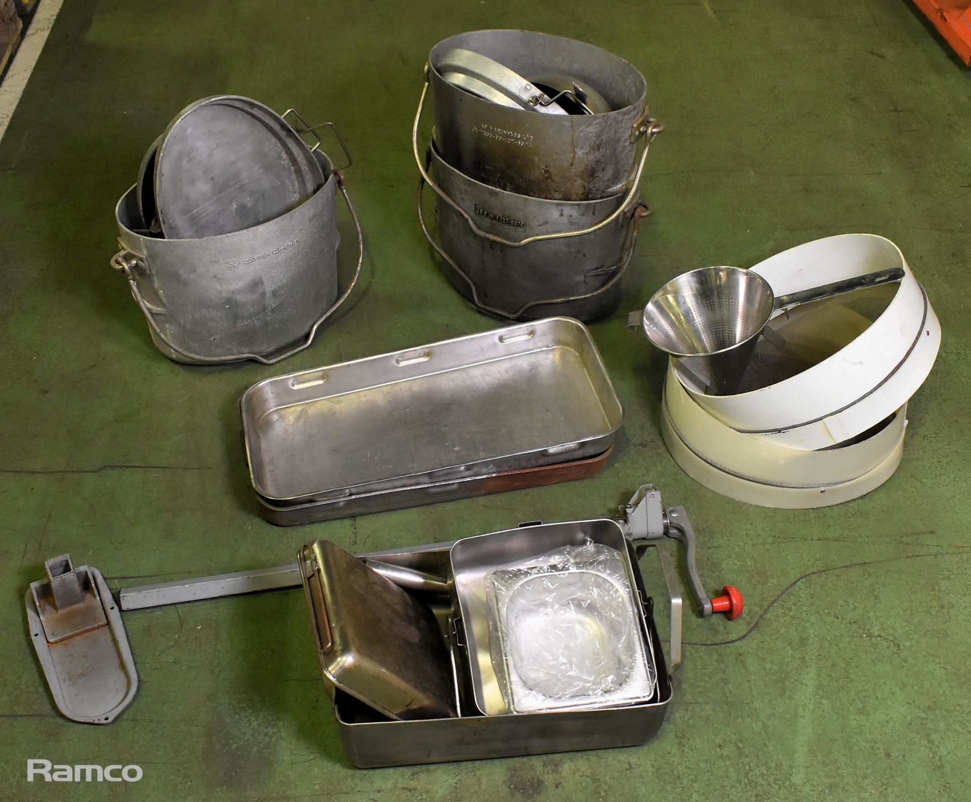 Catering supplies - Pans, baking trays, countertop tin opener, sieve - Image 3 of 7