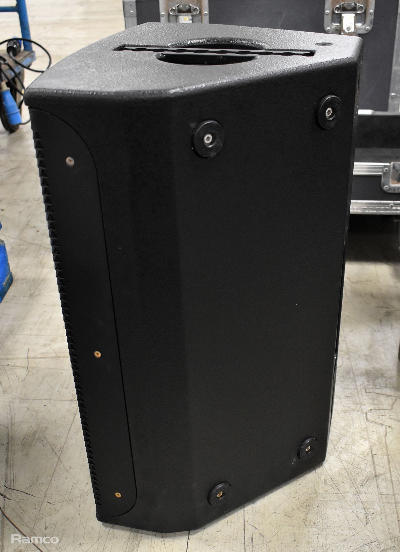 2x HK Contour Series CT 112 speakers in flight case - FOH & monitor speakers - Image 4 of 13