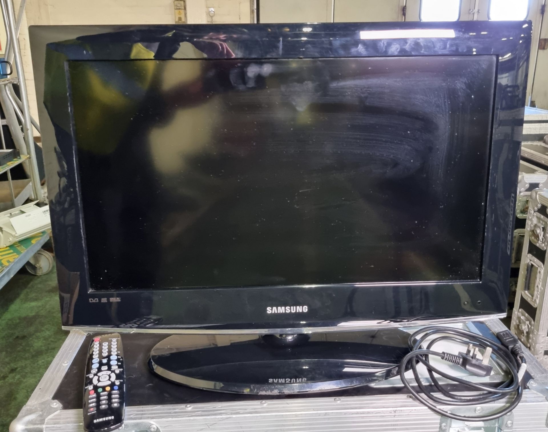 Samsung LE26A457C1D 26 inch TV with remote and flight case - Image 2 of 9