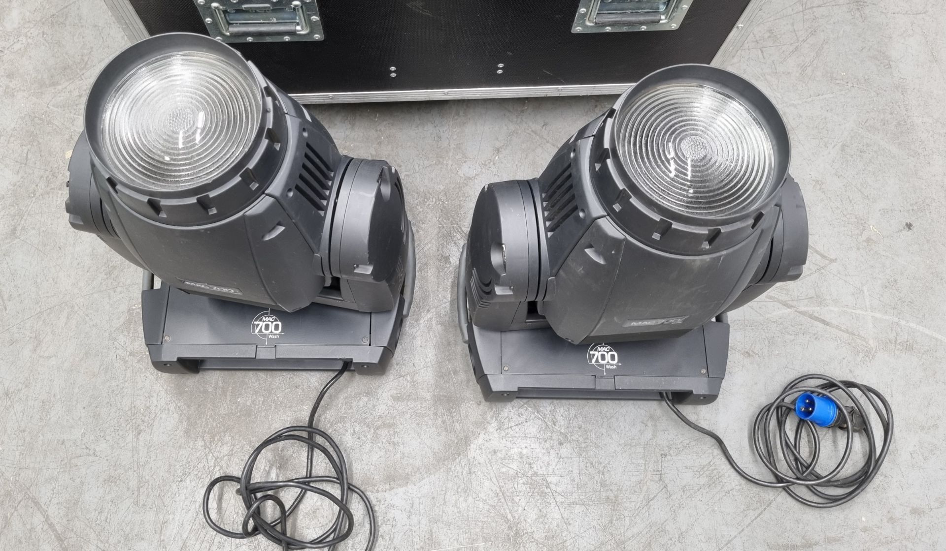 2x Martin MAC 700 Wash moving heads in flight case with Omega brackets, bonds and 16a plugs - Image 2 of 9