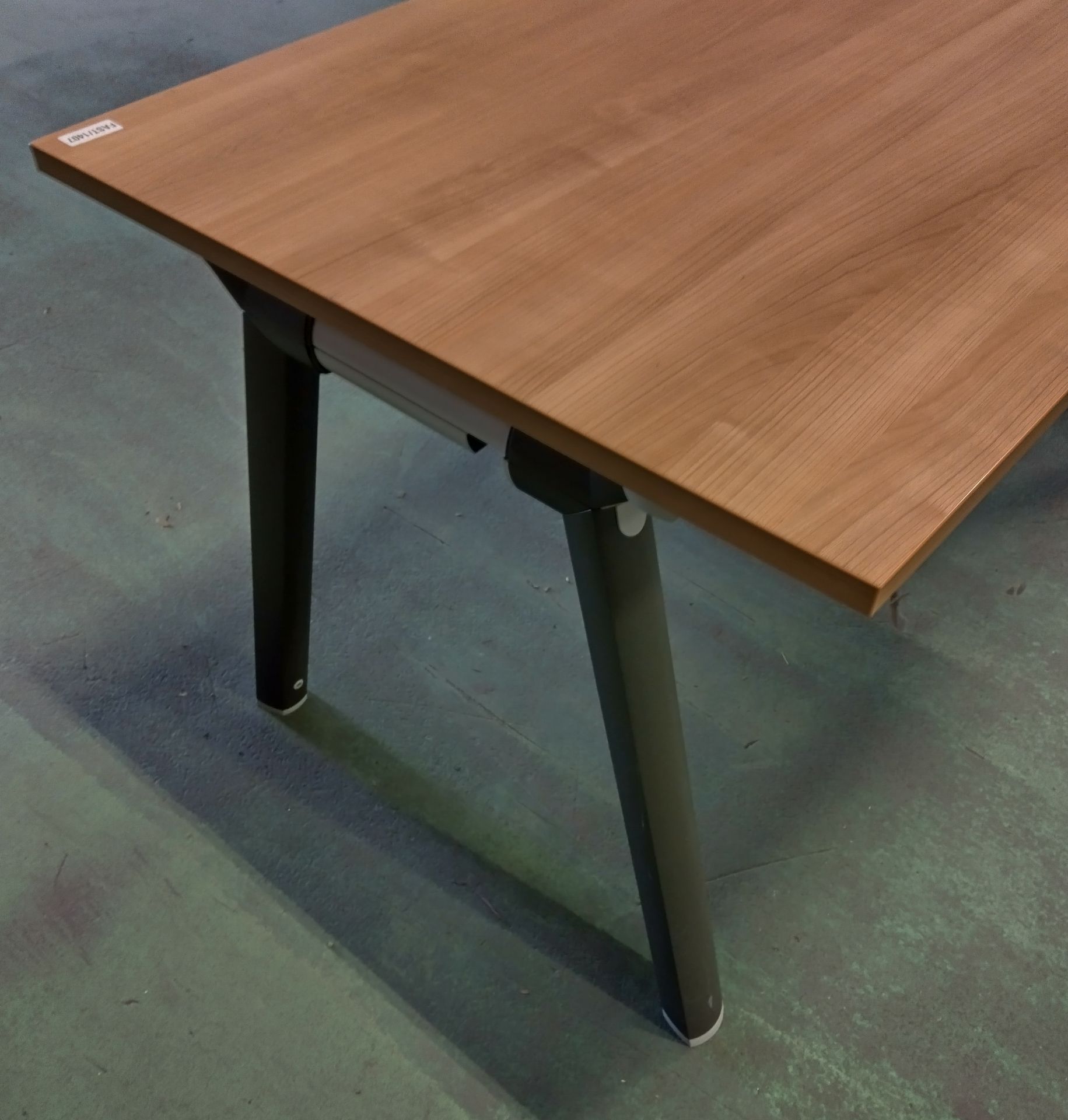 Wooden office desk - L 1400 x W 800 x H 730mm - Image 2 of 2