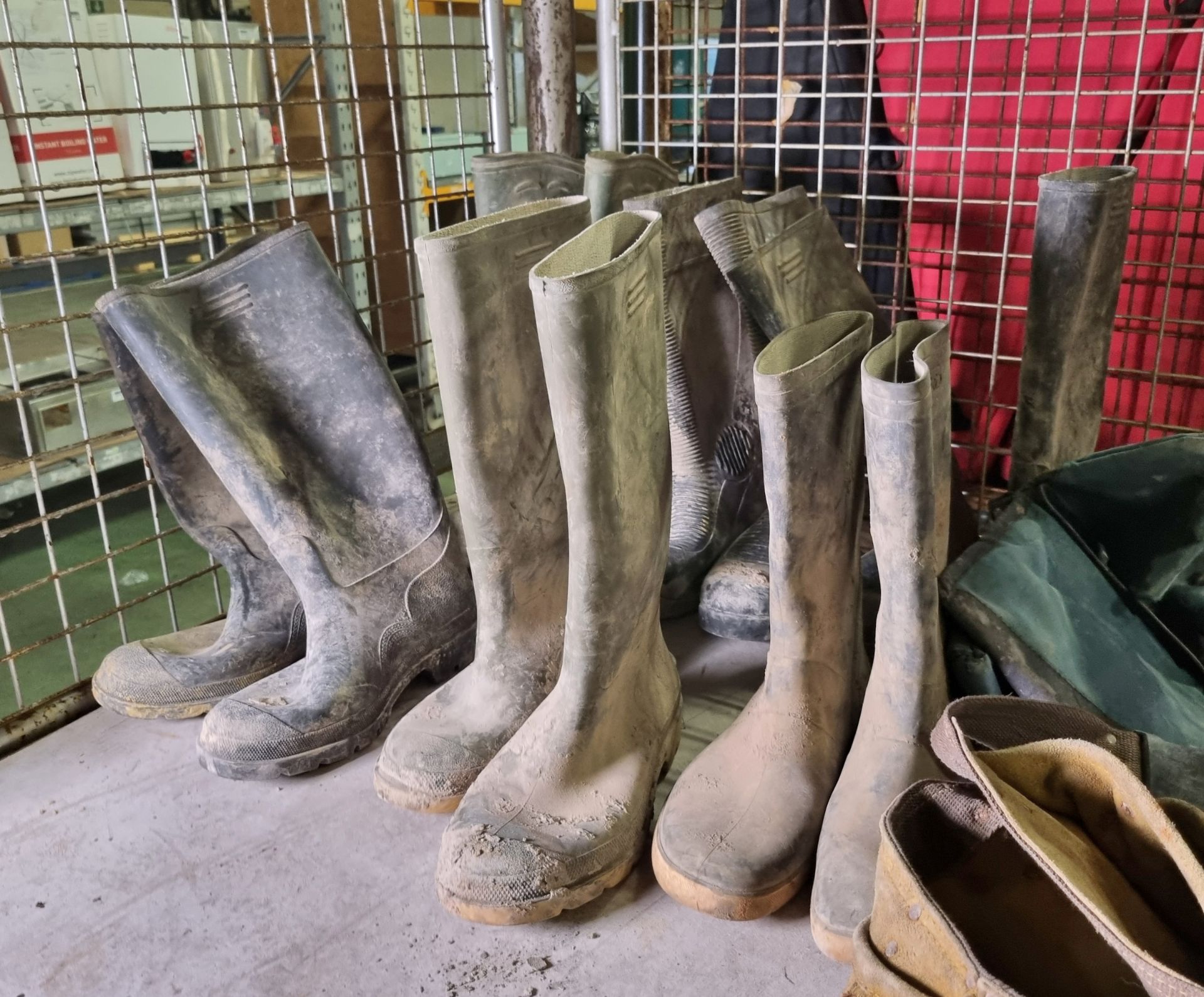 Workwear- hardhats, wellington boots & tool belts - Image 4 of 4