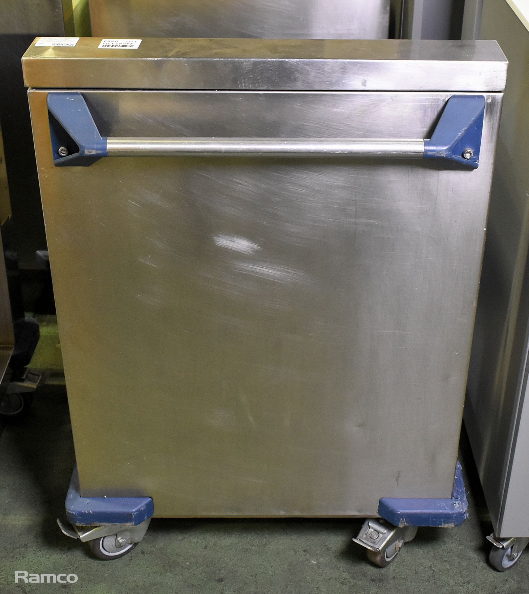 Burlodge stainless steel adjustable self-levelling tray trolley with trays - W 650 x D 630 x H 935mm - Image 3 of 5