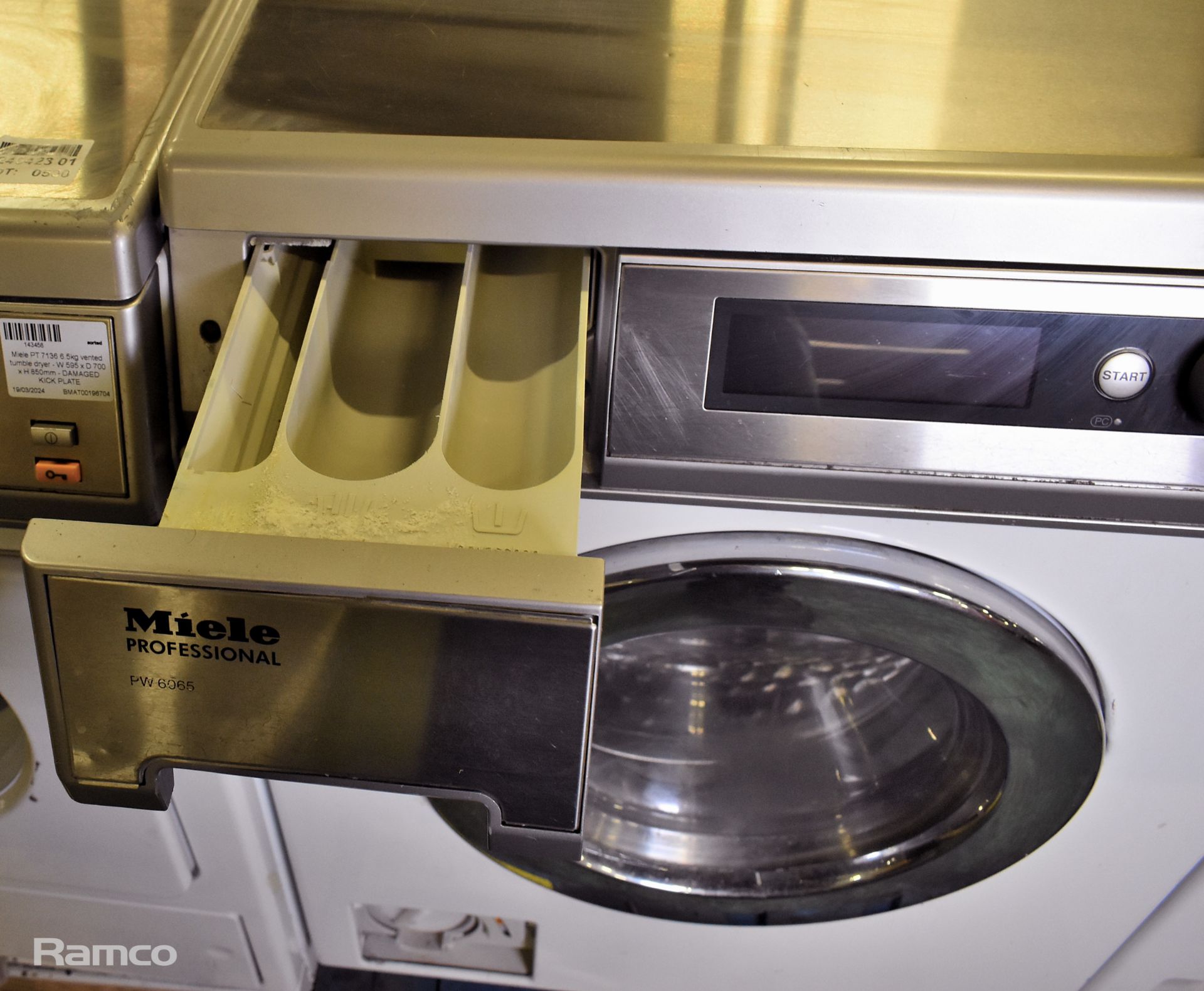 Miele PW 6065 6.5kg washing machine - W 600 x D 730 x H 850mm - MISSING KICK PLATE, DRAIN PUMP - Image 4 of 4