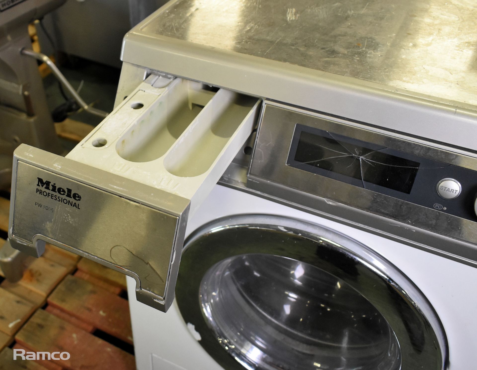 Miele Pro PW 6065 washing machine 6.5 kg - W 590 x D 700 x H 840 mm - CRACKED DISPLAY PANEL - Bild 3 aus 7