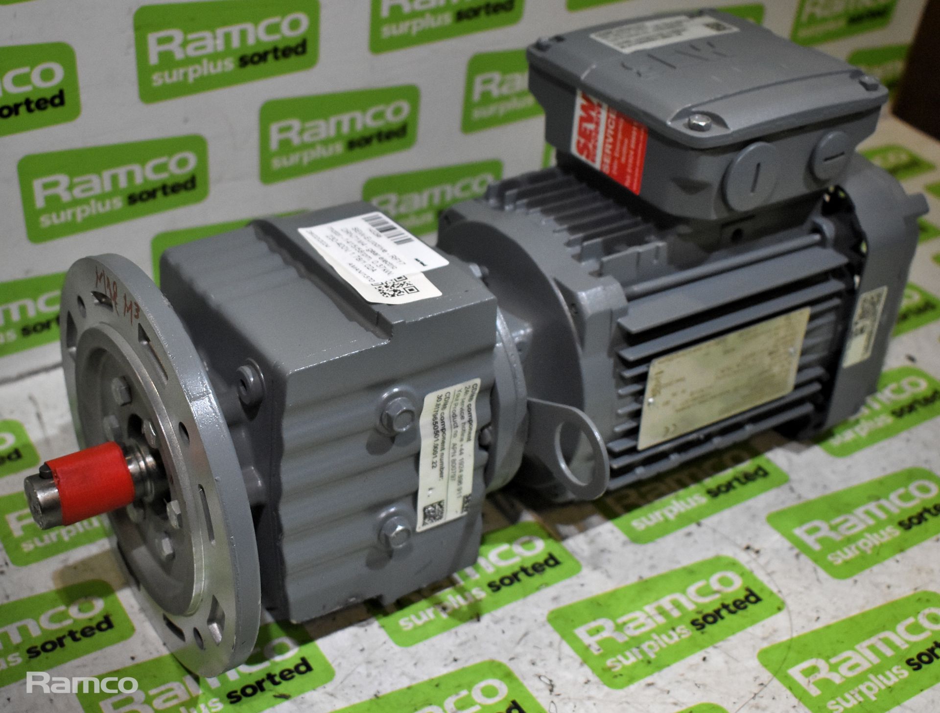 3x SEW-Eurodrive - RF17 DRN71M4 - gear electric motors - 1415/58rpm - 0.37kW - 230-400V - 1.78/1.02A - Image 5 of 6