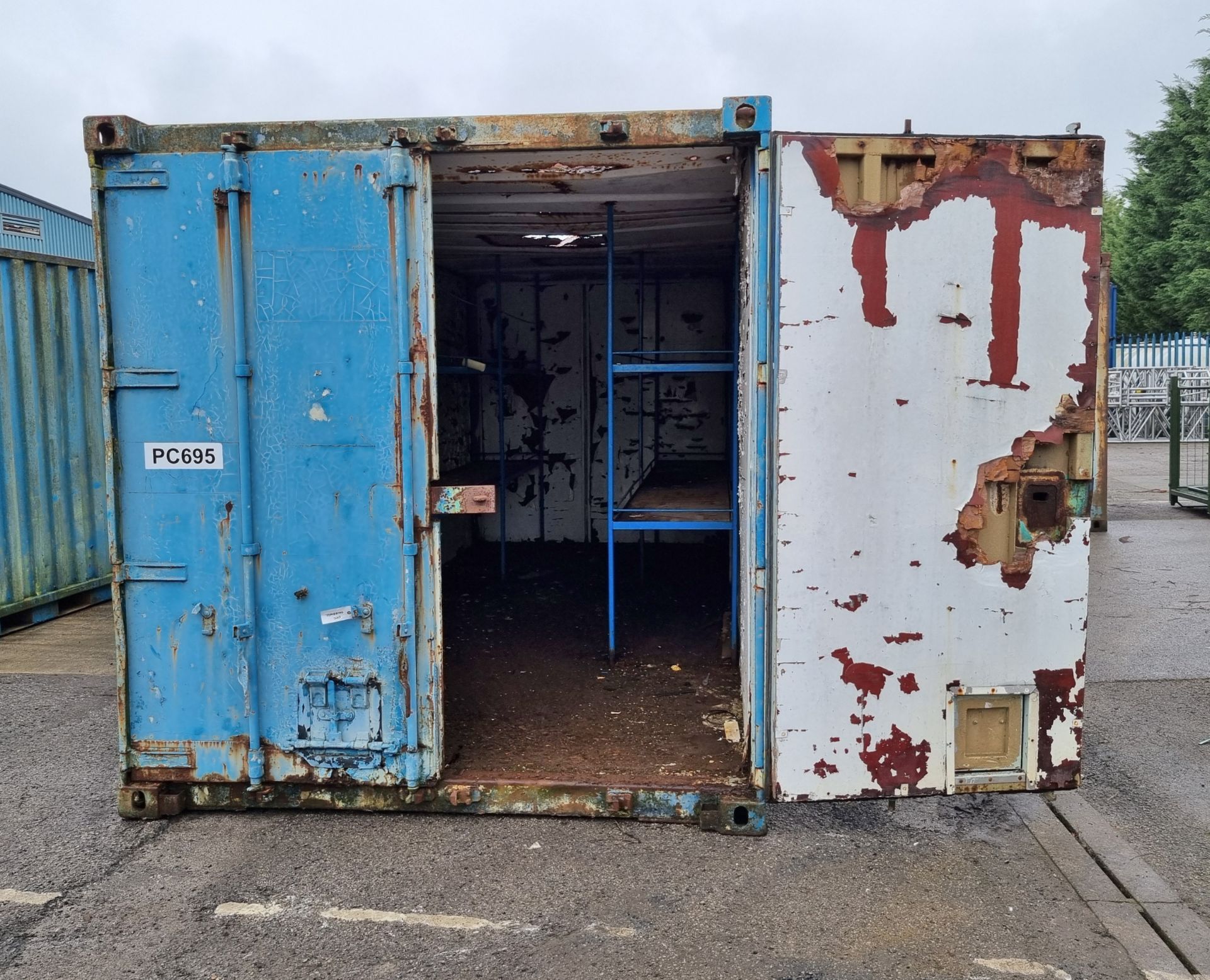 ISO shipping container - 20 x 8 x 8 m - DAMAGED - BLUE - Image 4 of 13