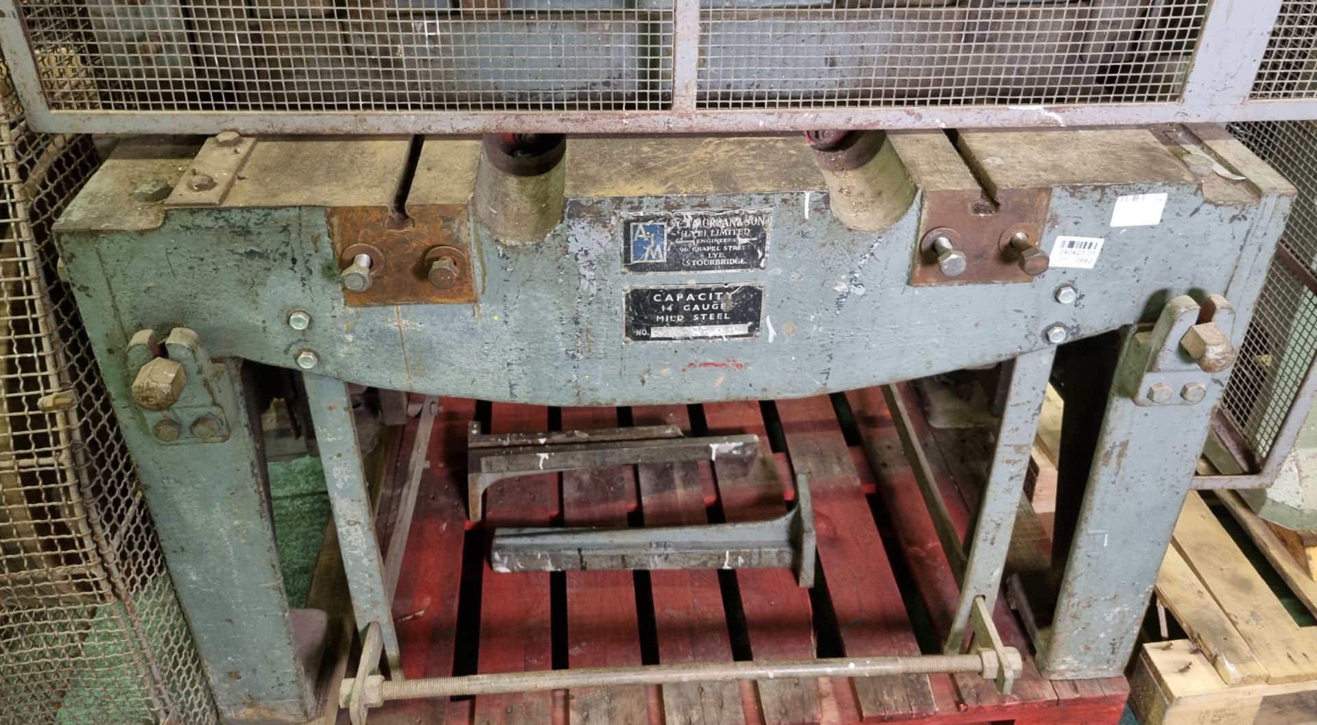 A.J Morgan & Sons Limited sheet metal guillotine - capacity: 14 gauge mild steel - L 1850 x W 950 - Bild 5 aus 9