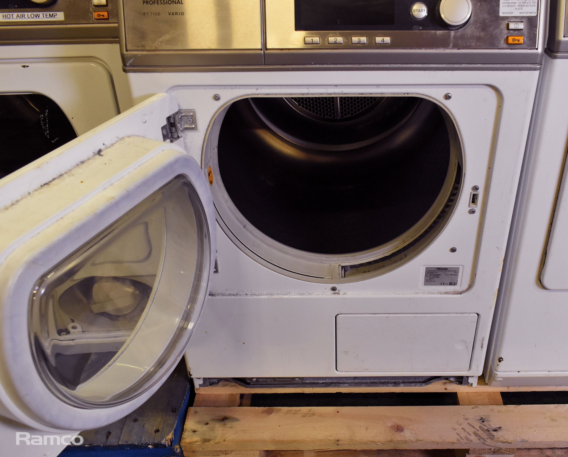 Miele PT 7136 6.5kg vented tumble dryer - W 595 x D 700 x H 850mm - MISSING KICK PLATE - Image 3 of 5