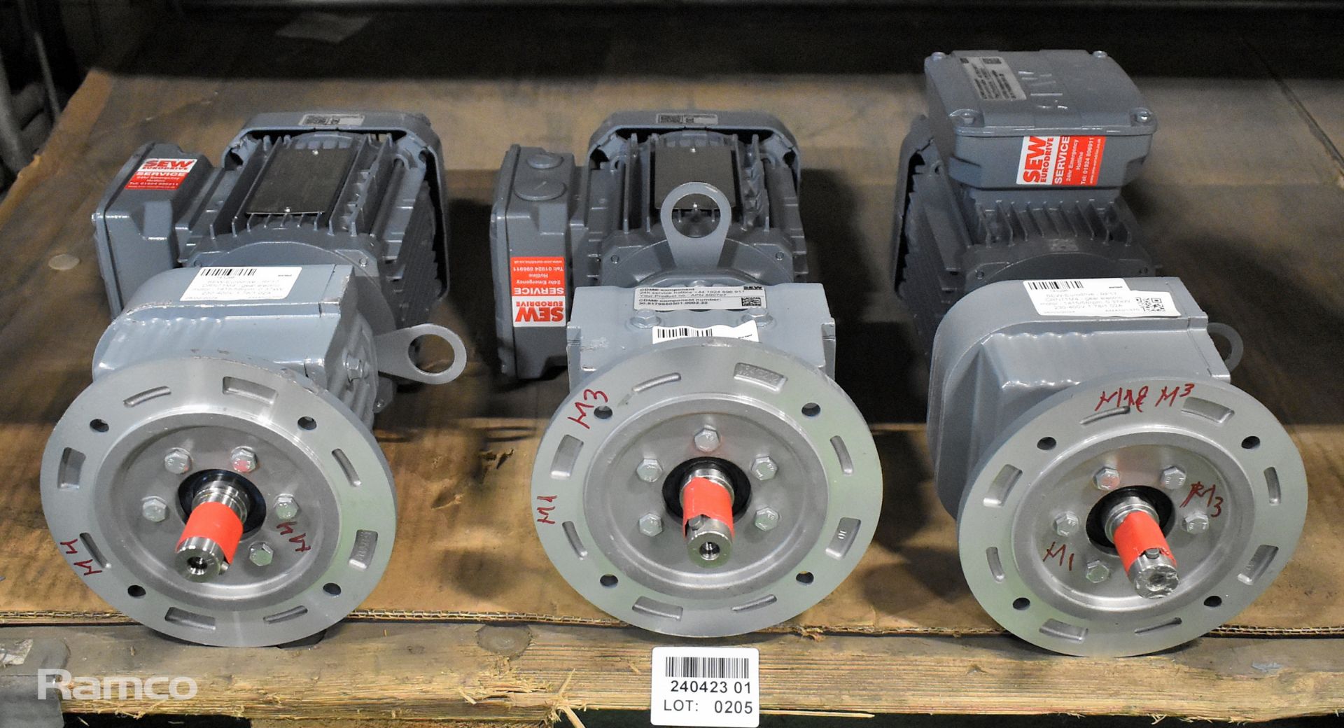 3x SEW-Eurodrive - RF17 DRN71M4 - gear electric motors - 1415/58rpm - 0.37kW - 230-400V - 1.78/1.02A - Image 2 of 6