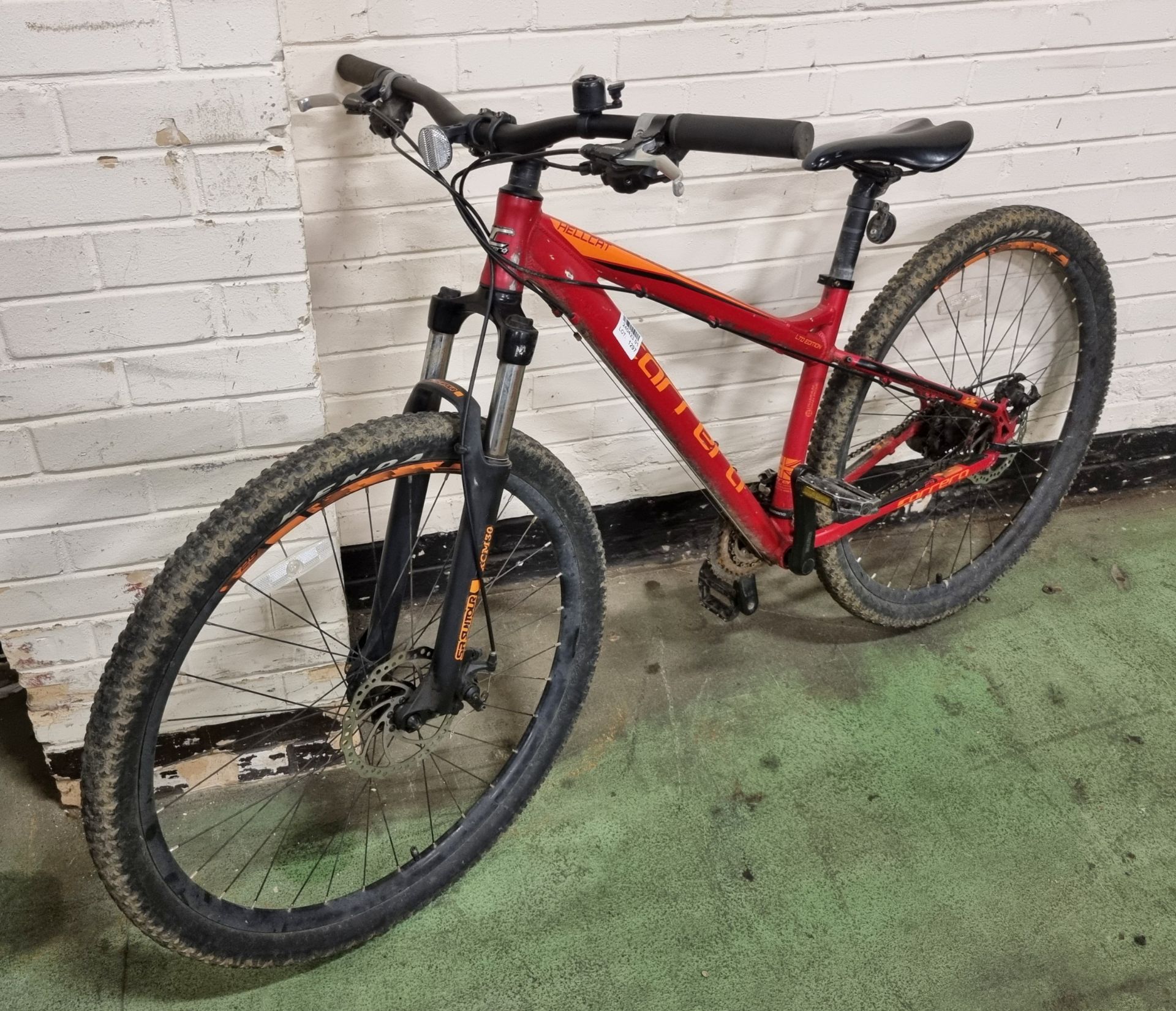 Carrera Hellcat hardtail mountain bike - 16 inch frame size - 29 inch wheels - 3 x 8 Sram drivetrain - Image 2 of 8