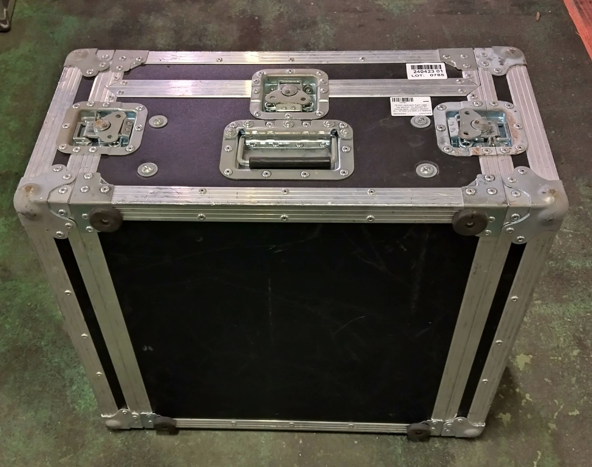 19 inch rack split flight case - top section: 2U sloped for mixing deck - bottom section: 2U - W 540