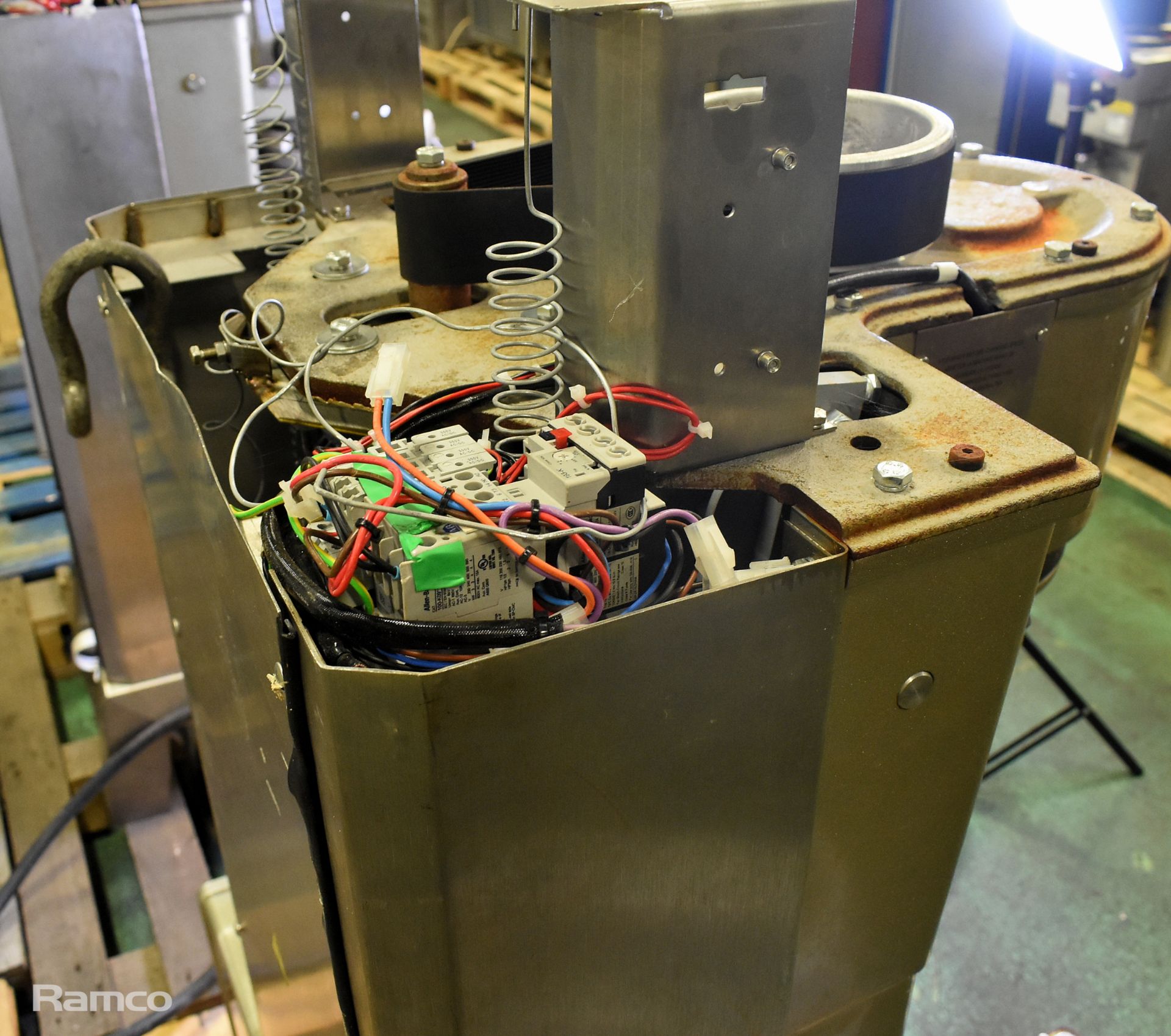 Hobart HSM40 40 quart food mixer - W 700 x D 780 x H 1360 mm - MISSING PARTS - AS SPARES & REPAIRS - Image 6 of 9