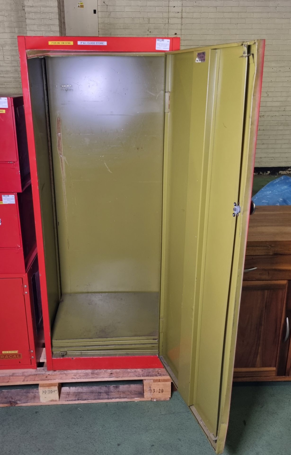 Red flammable and chemical cabinet - W 610 x D 460 x H 1530 mm - DAMAGED - AS SPARES - Image 3 of 5