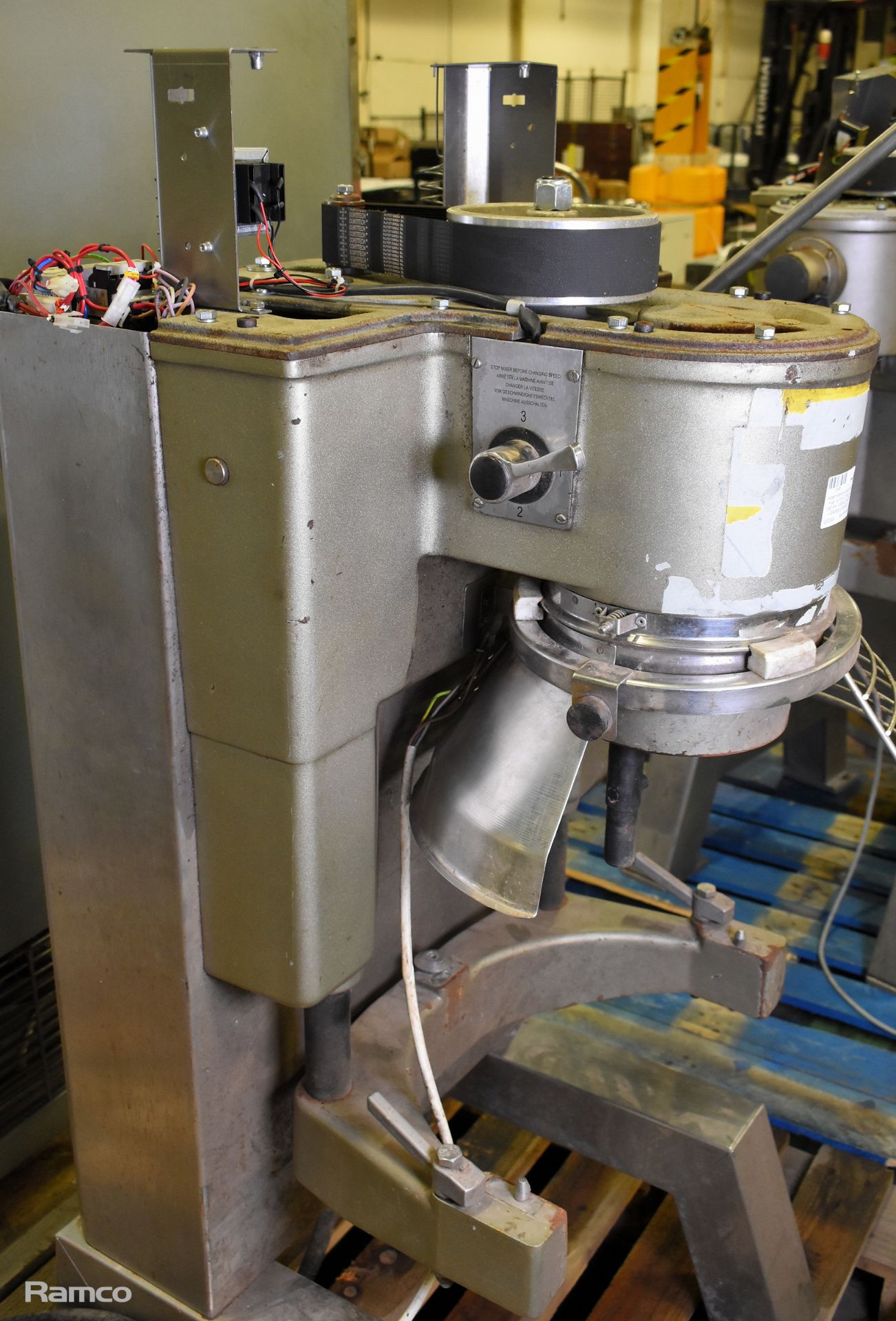 Hobart HSM40 40 quart food mixer - W 700 x D 780 x H 1360 mm - MISSING PARTS - AS SPARES & REPAIRS - Image 6 of 8