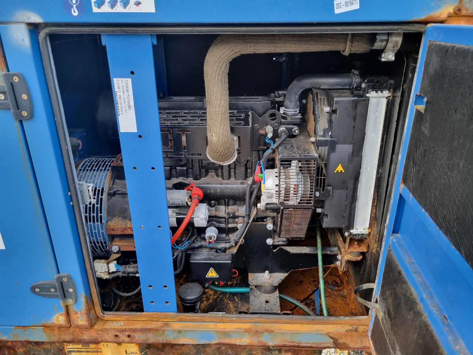 SDMO Industries T25KM diesel generator - Serial No: T2515016085 - Year: 2015 - Image 8 of 12