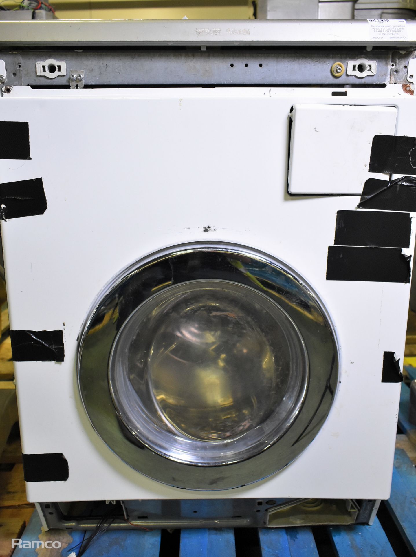 Commercial washing machine - W 600 x D 700 x H 840mm - SPARES OR REPAIRS - MISSING PARTS - Image 3 of 4