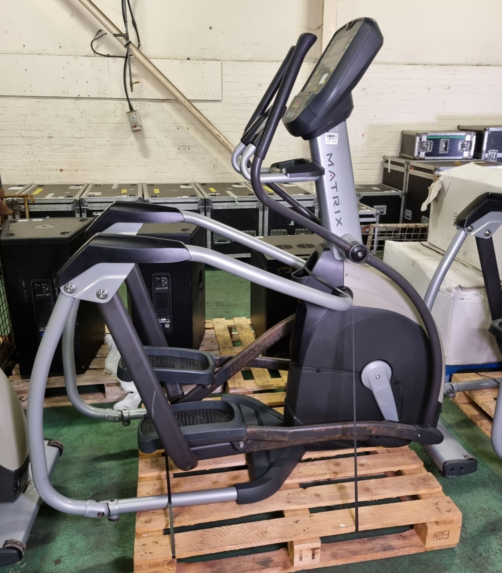 Matrix E-1X elliptical cross trainer - Slight rust on cross bars L 178 x W 74 x H 174cm