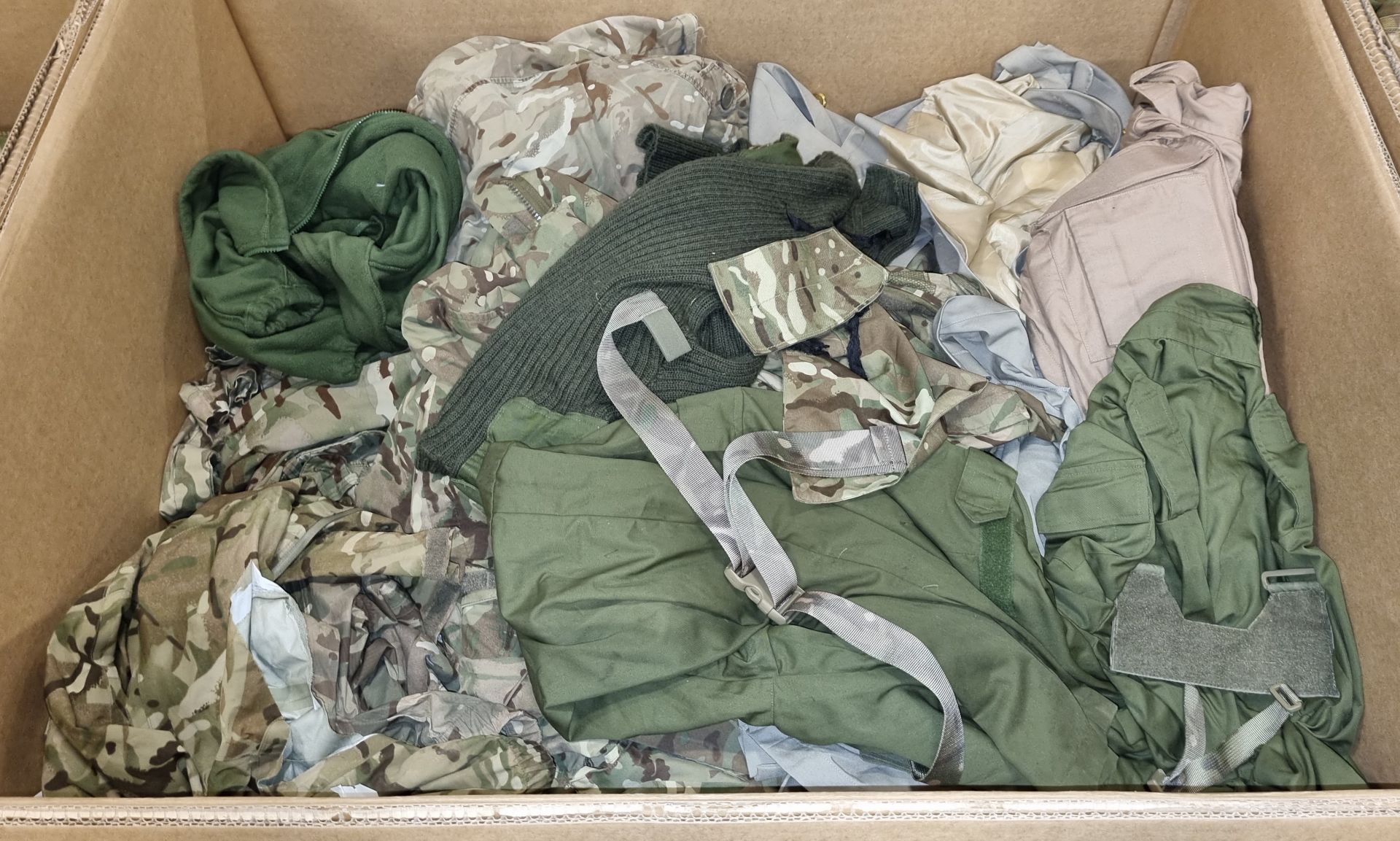 Various types of ex-military clothing - 140kg