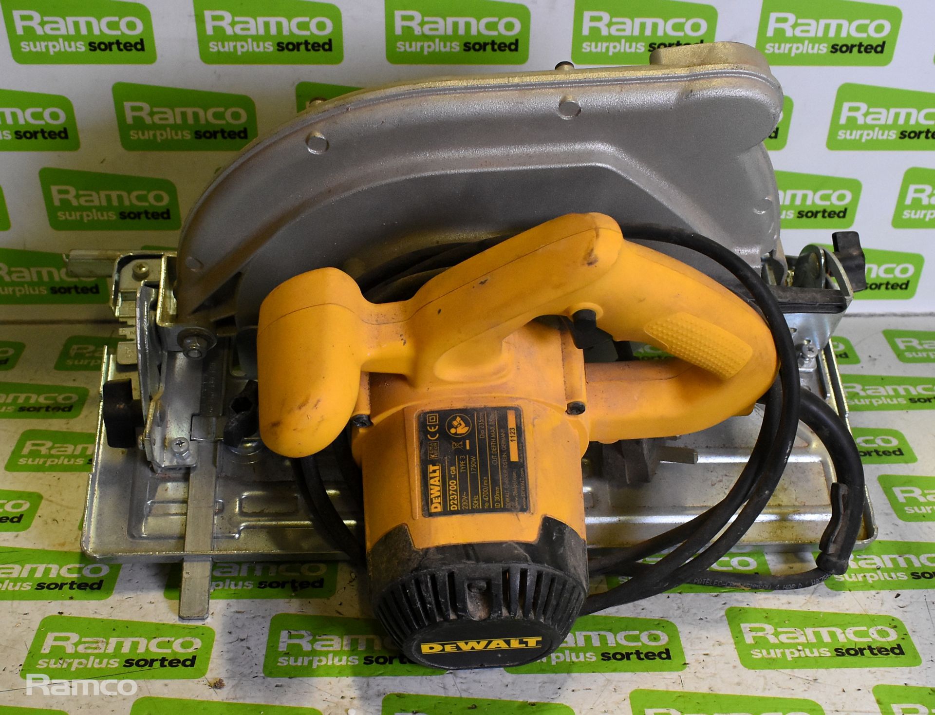 Electrical tools - Dewalt router with case, large circular saw, cordless 18V circular saw - Image 4 of 22