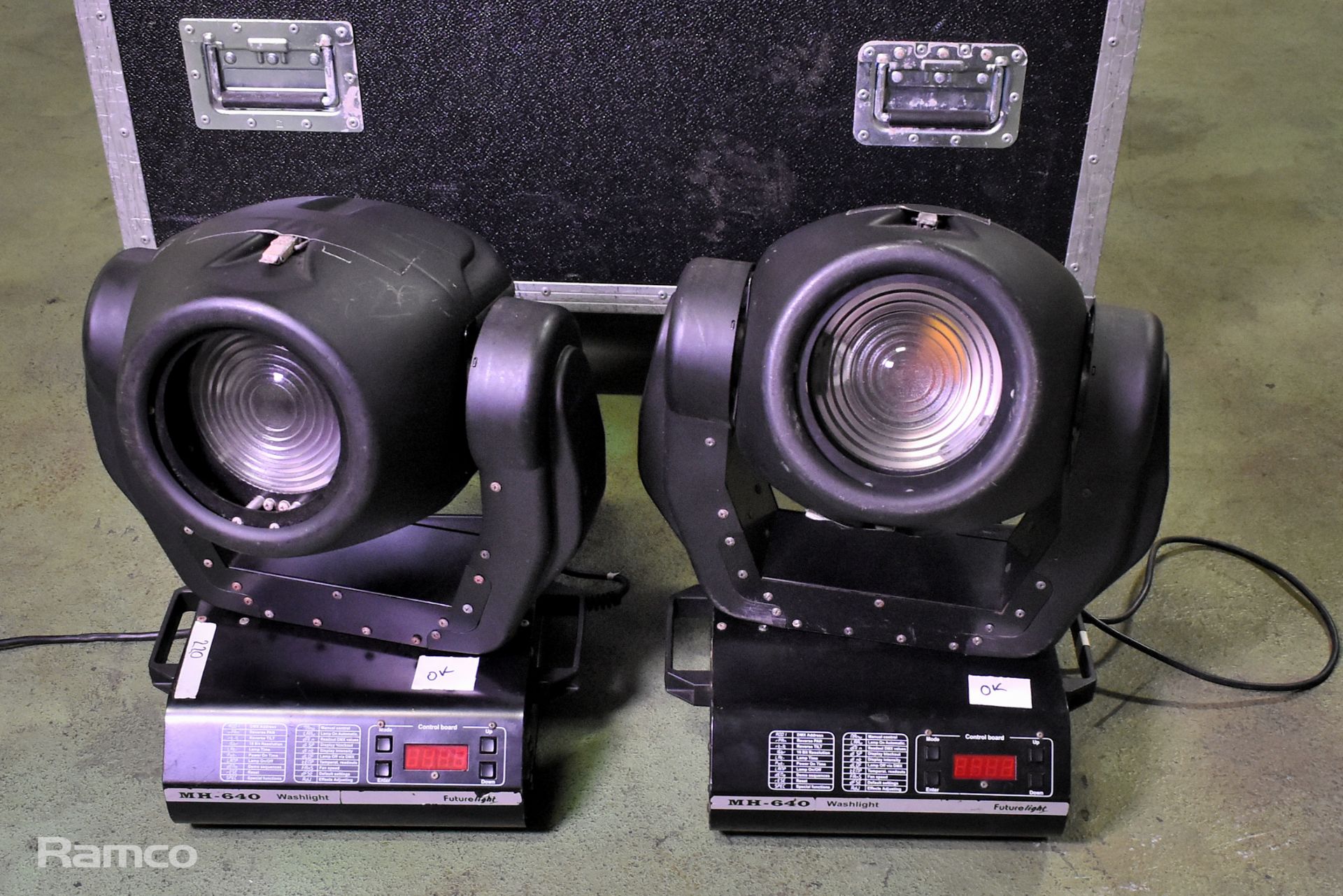 Two moving heads 640 Future light in flight case - L 1100 x W 460 x H 900mm
