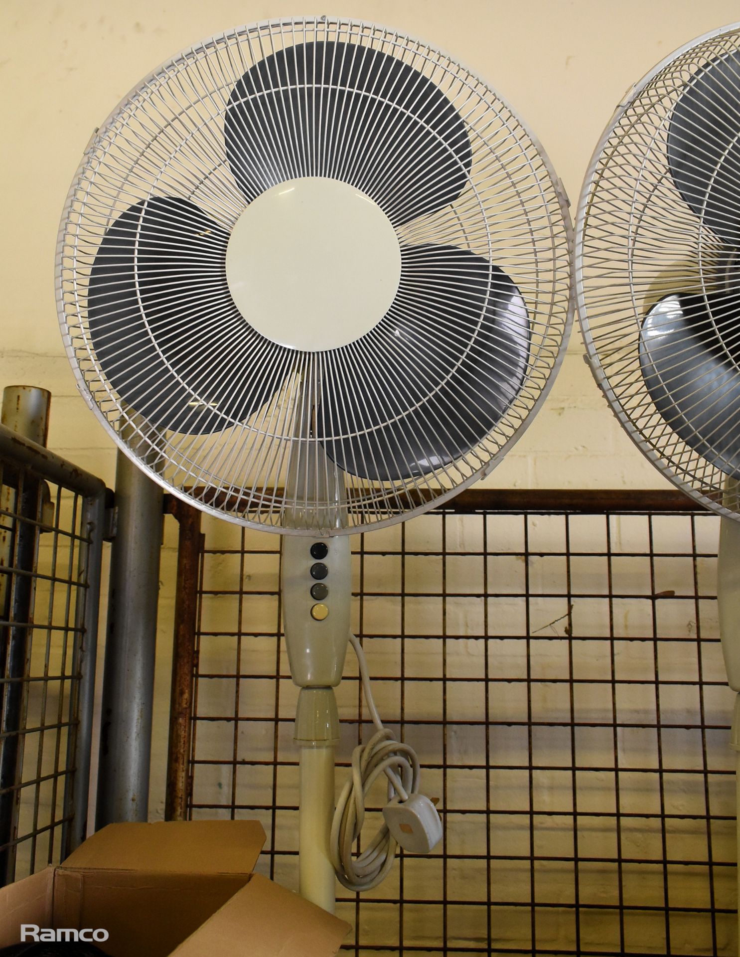 Electrical goods - 8x oscillating fans, kettle, steam iron, coffee percolator, extension lead - Image 2 of 9