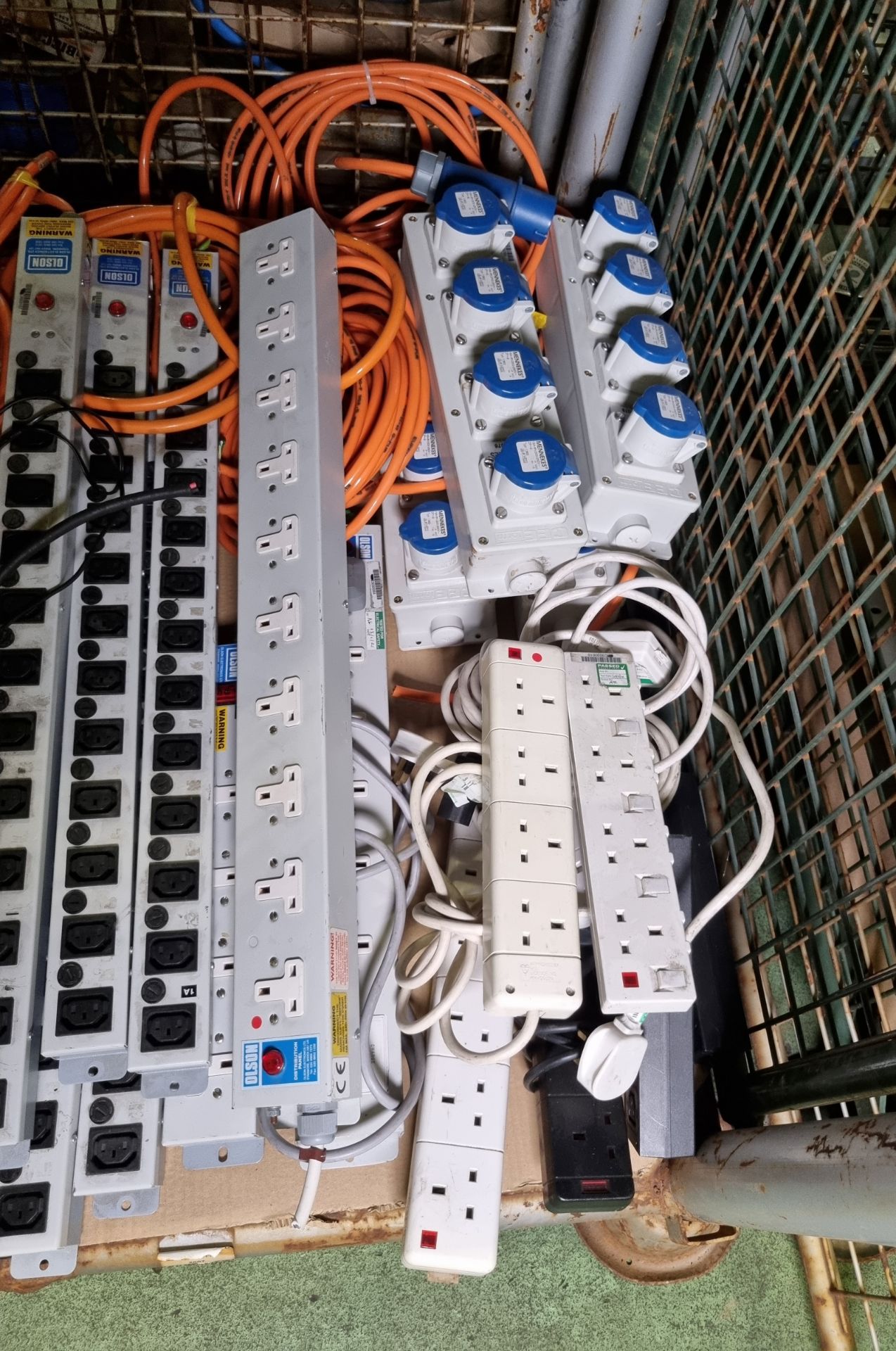 Electrical multi-mains distribution unit 230V, Mennekes 16A 4-socket unit, LED power drivers - Image 3 of 8