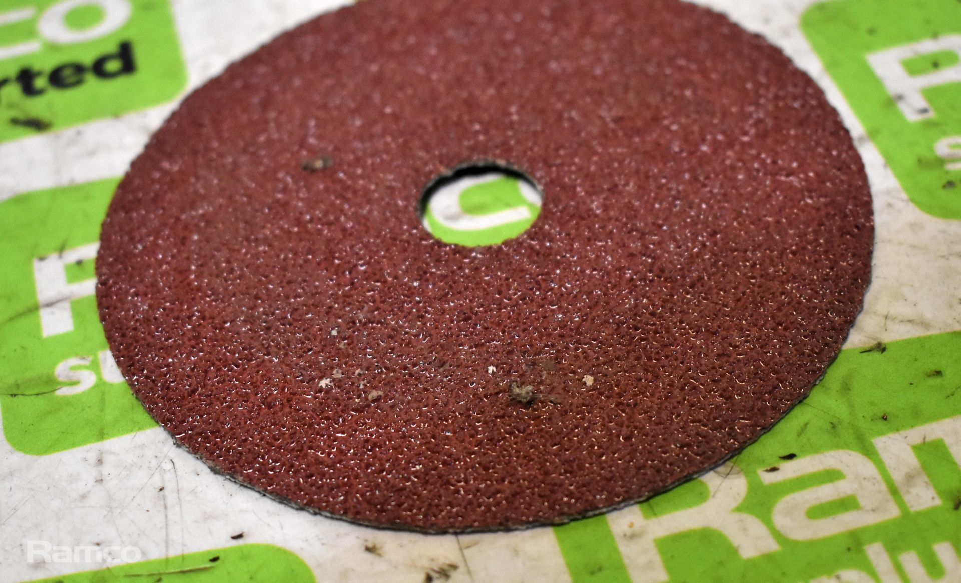 Abrasive discs - 100mm to 115mm - 24 grit to 60 grit - approx 1200 discs - Image 3 of 4