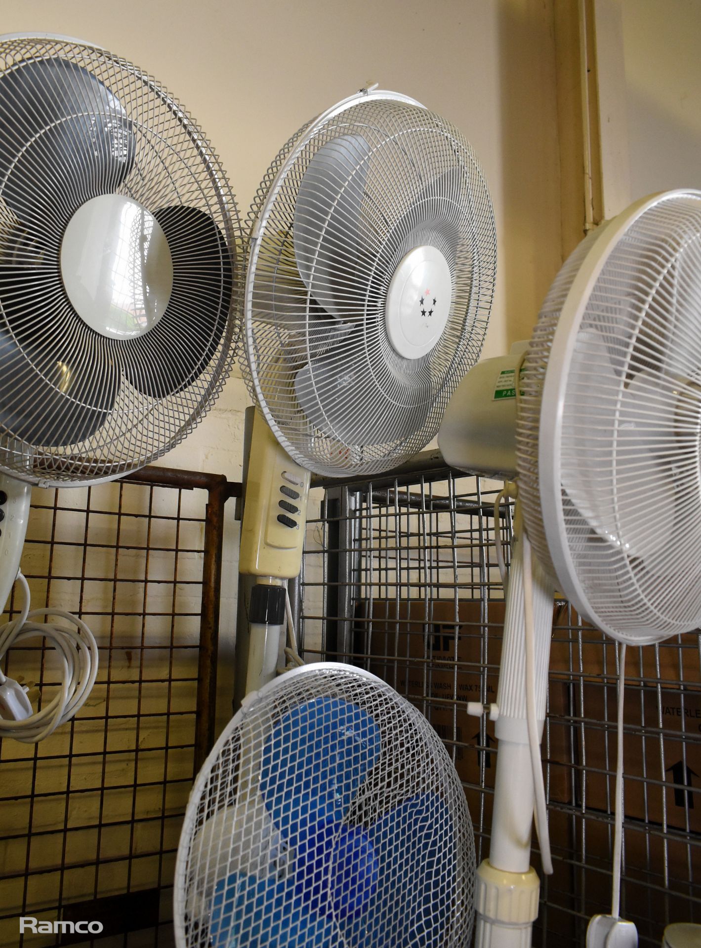 Electrical goods - 8x oscillating fans, kettle, steam iron, coffee percolator, extension lead - Image 3 of 9