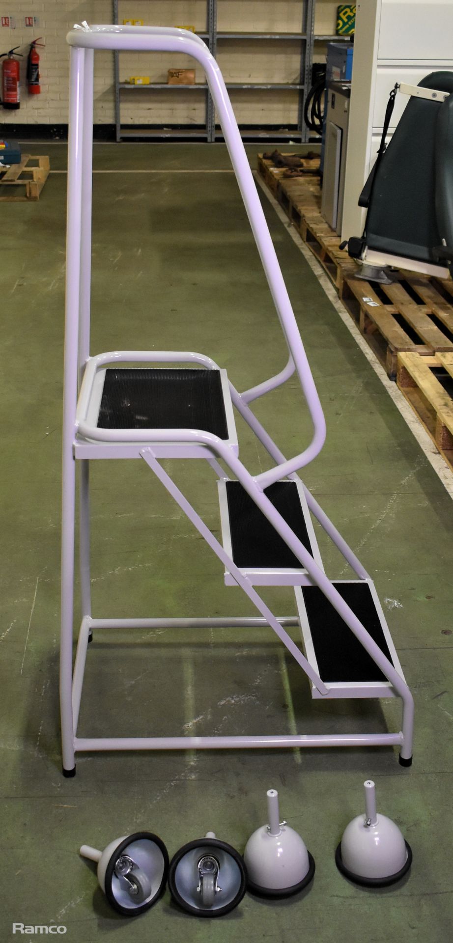 Glide along mobile steps, 3 rubber tread and handrail with platform guard - L 530 x W 840 x H 1430mm - Image 3 of 6