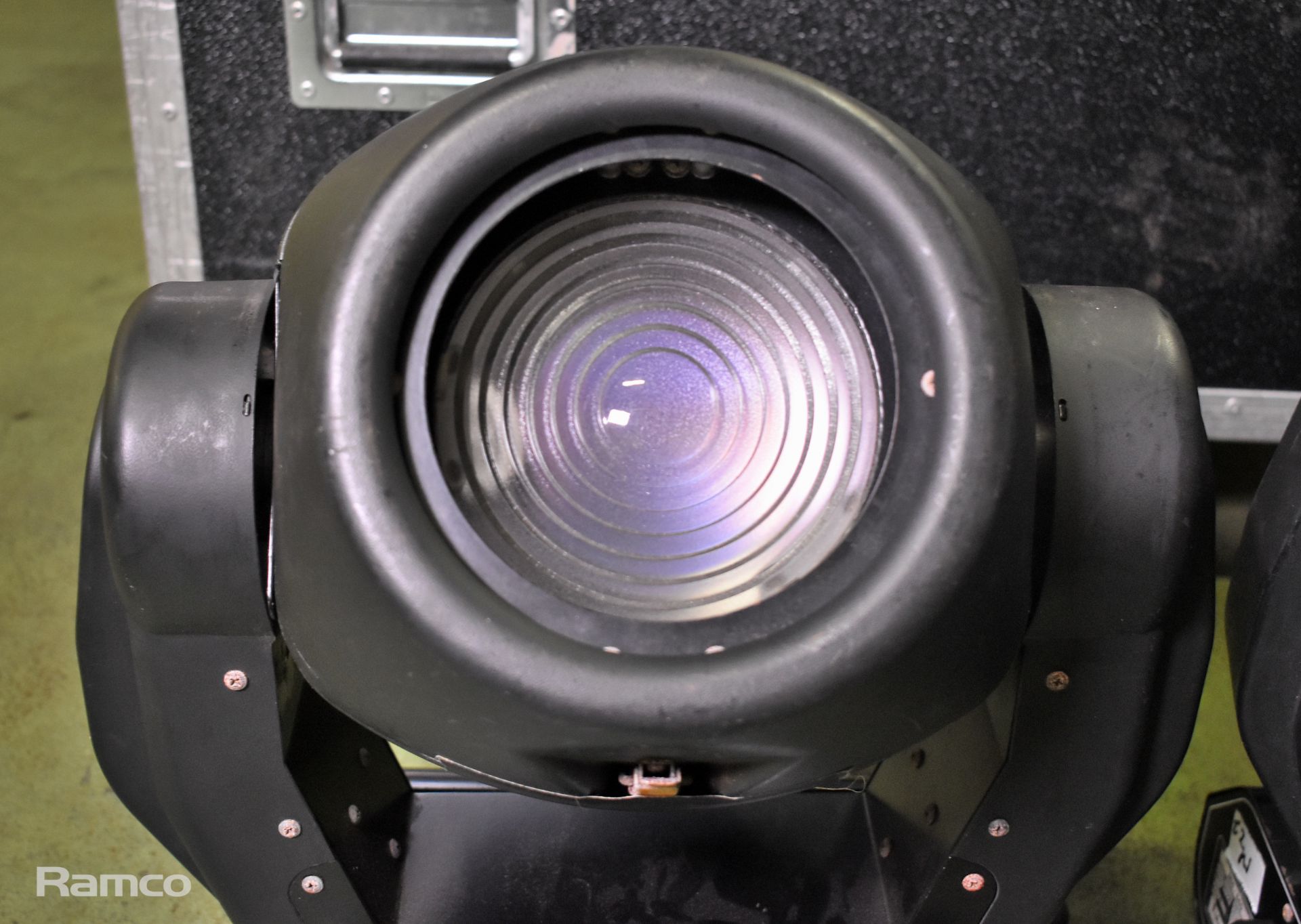 Two moving heads 640 Future light in flight case - L 1100 x W 460 x H 900mm - Image 3 of 13