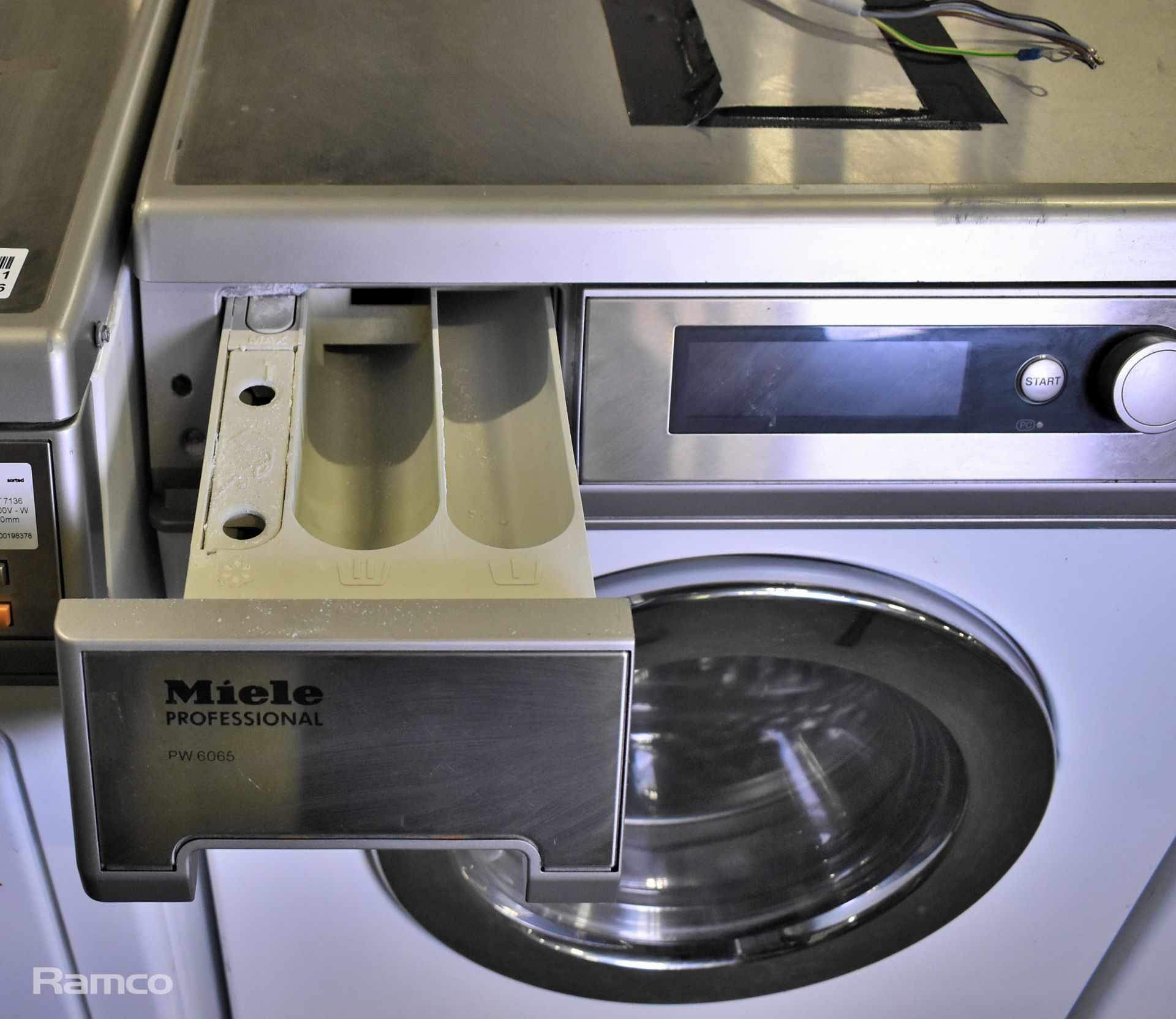 Miele Professional PW 6065 washing machine - 6.5kg capacity - W 595 x D 725 x H 850mm - Image 2 of 3